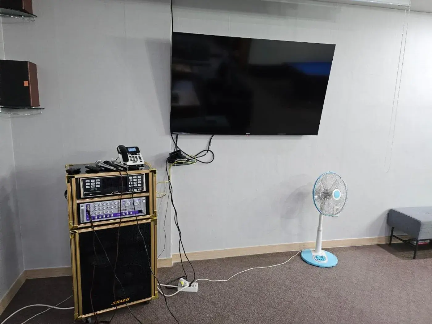 TV/Entertainment Center in Central Plaza Suwon Hotel