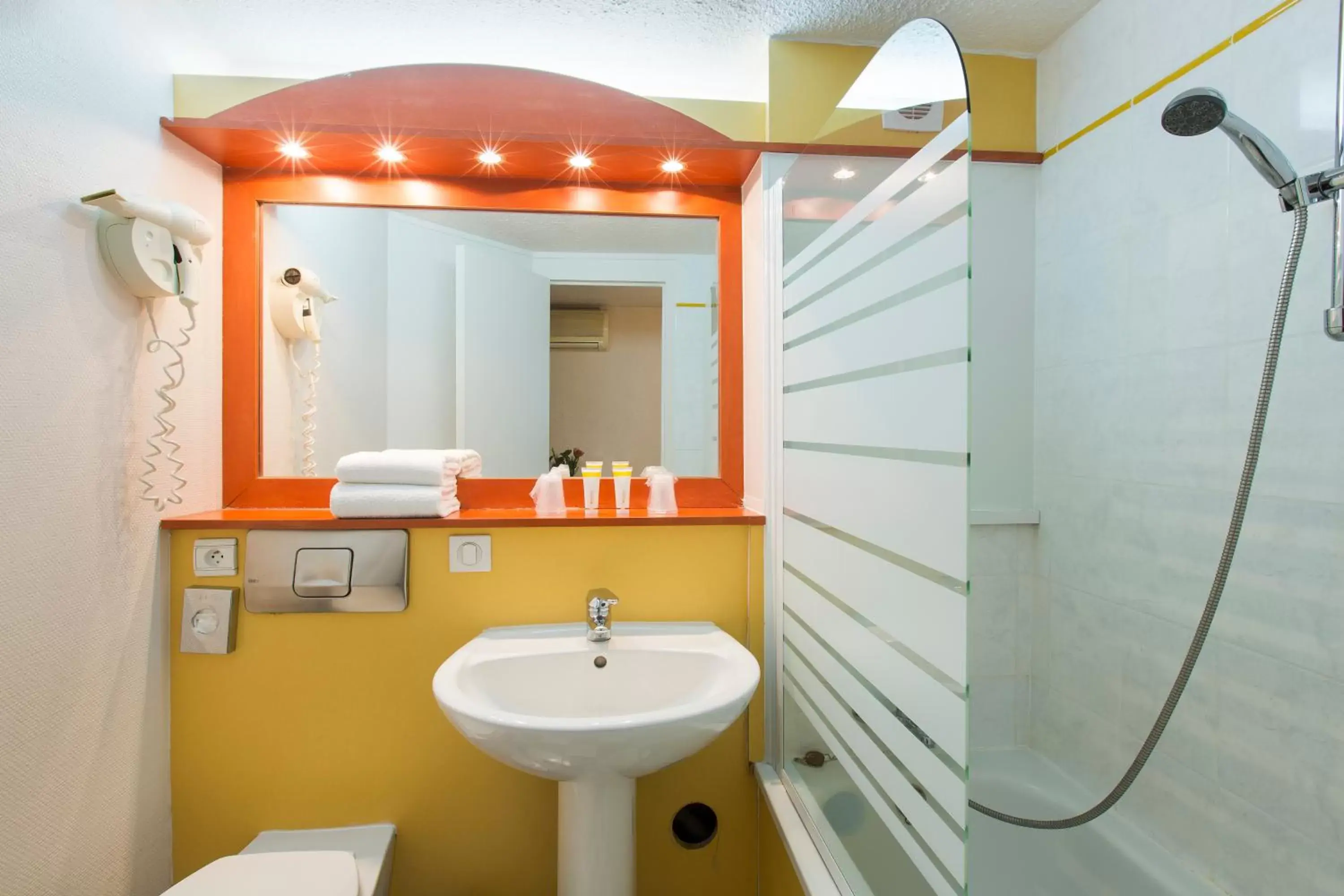 Bathroom in Comfort Hotel Montlucon
