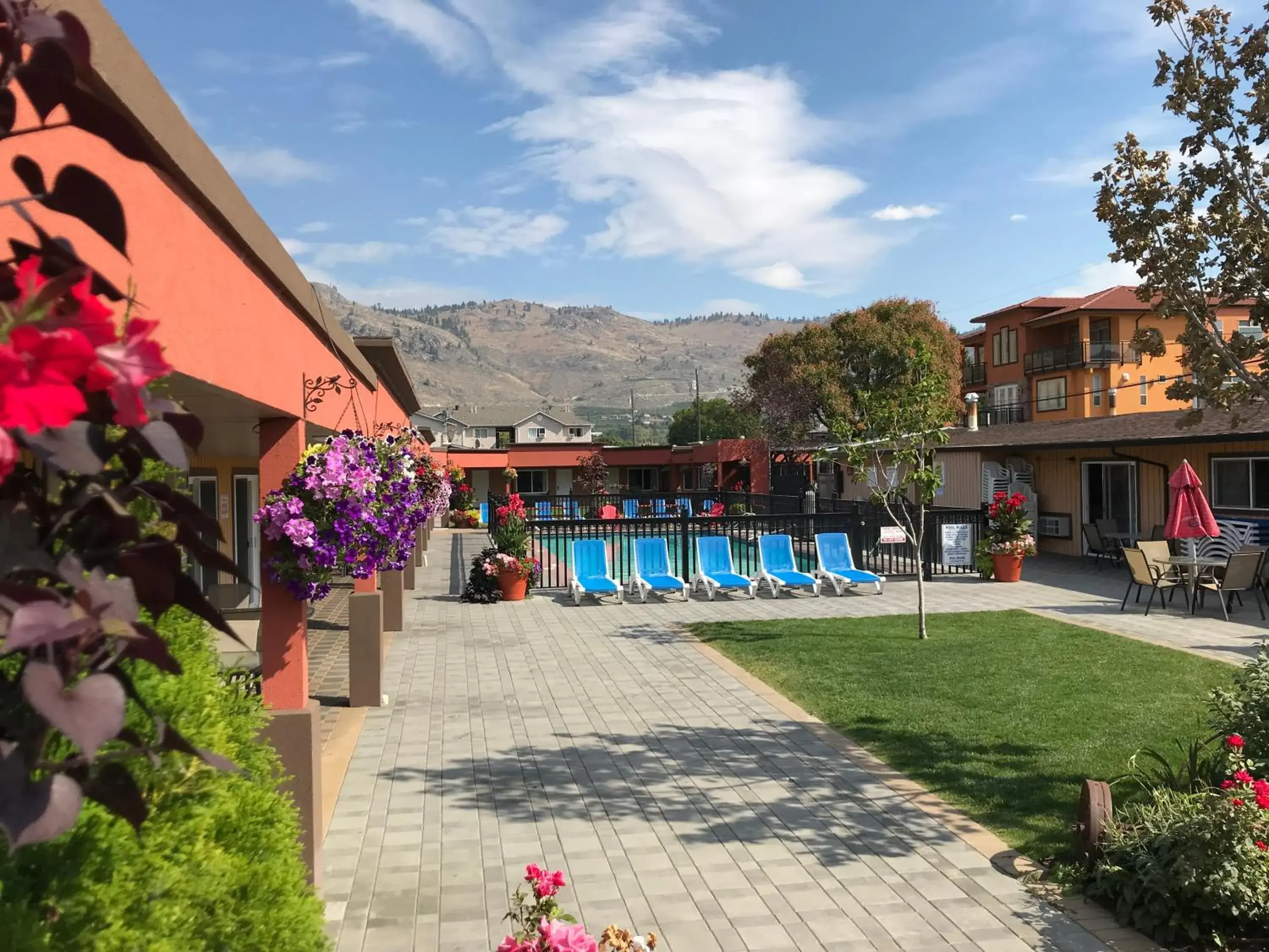 Property building, Swimming Pool in Sahara Courtyard Inn Osoyoos