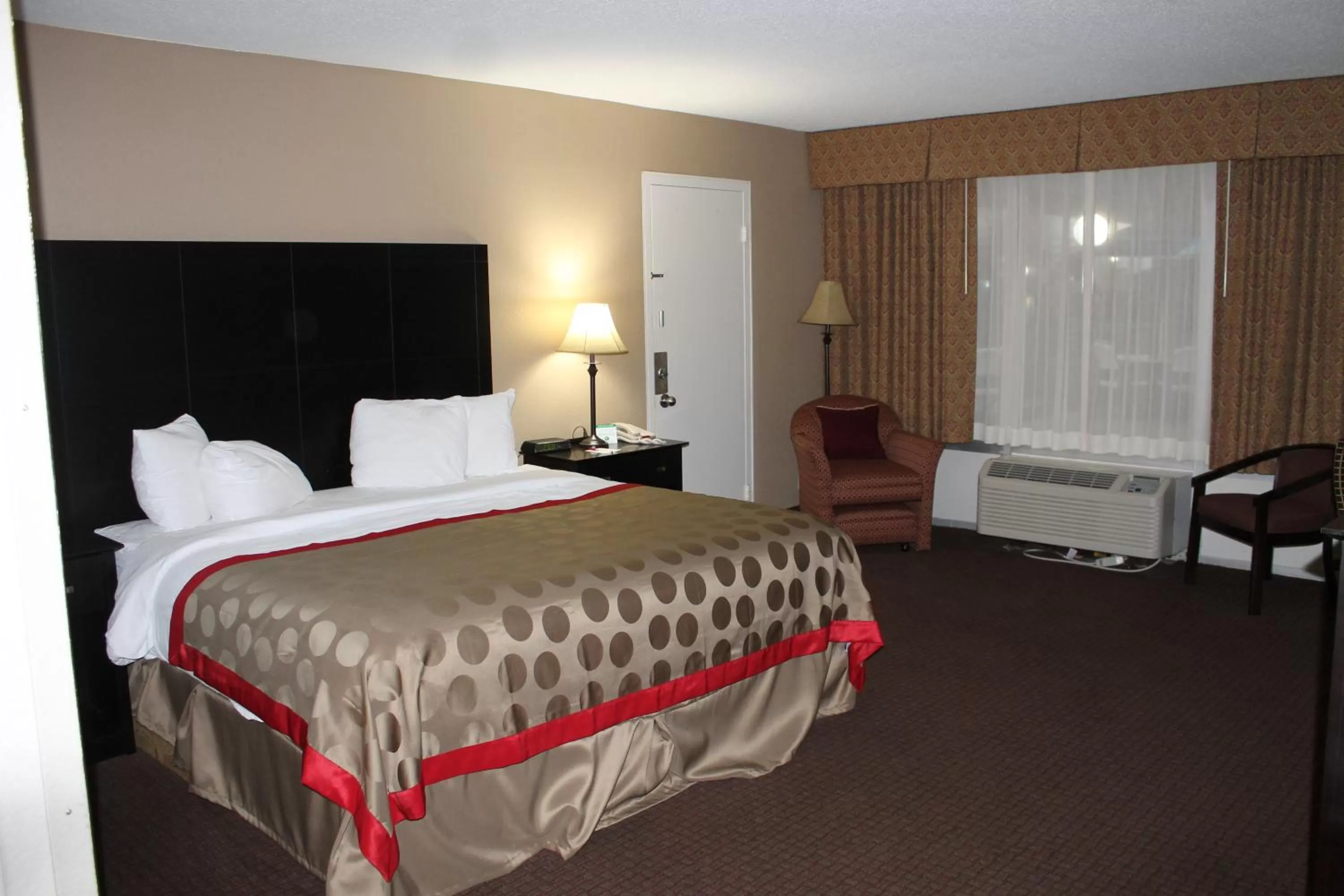 Bed in Ramada by Wyndham Grayling Hotel & Conference Center