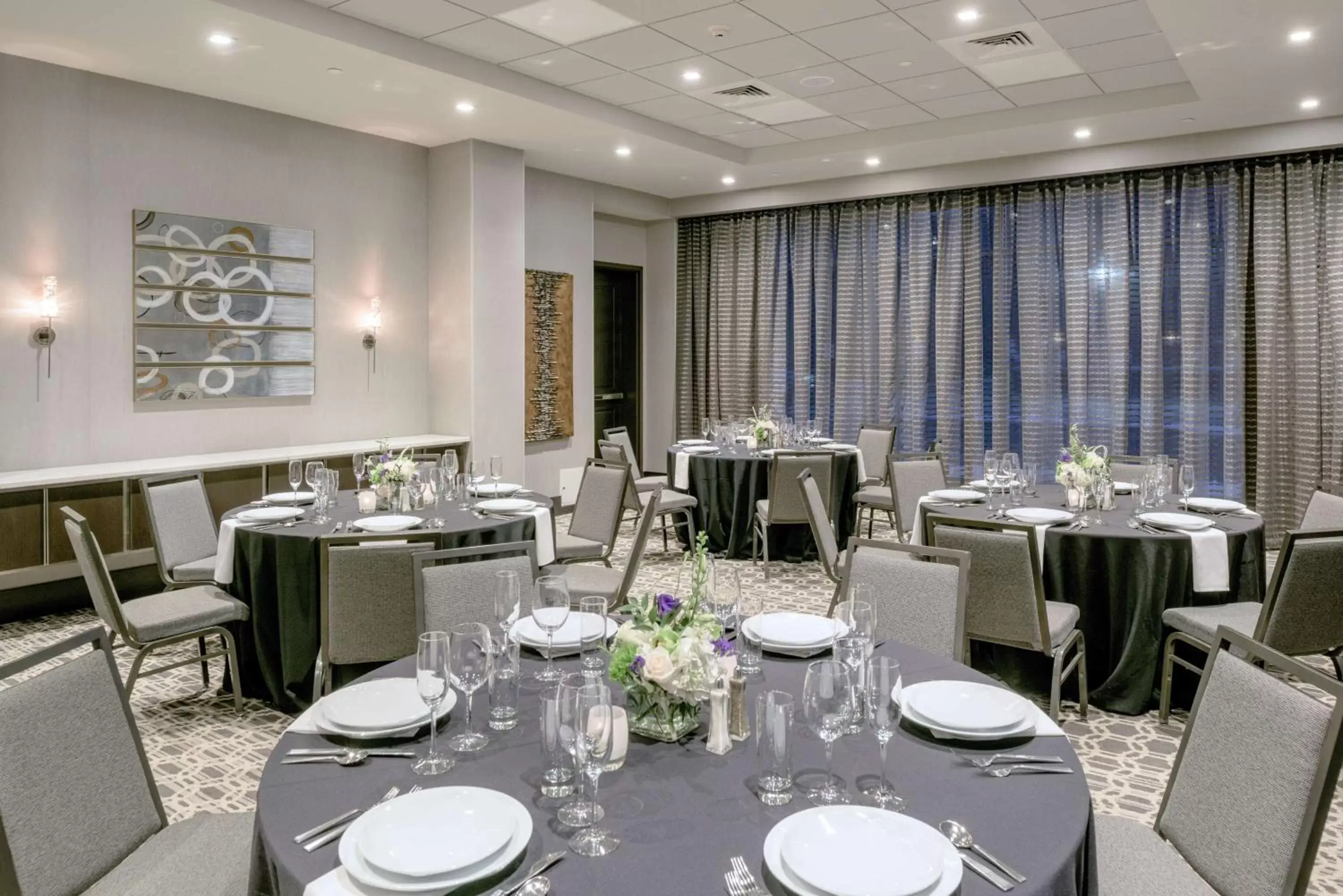 Meeting/conference room, Restaurant/Places to Eat in Hampton Inn & Suites-Worcester, MA