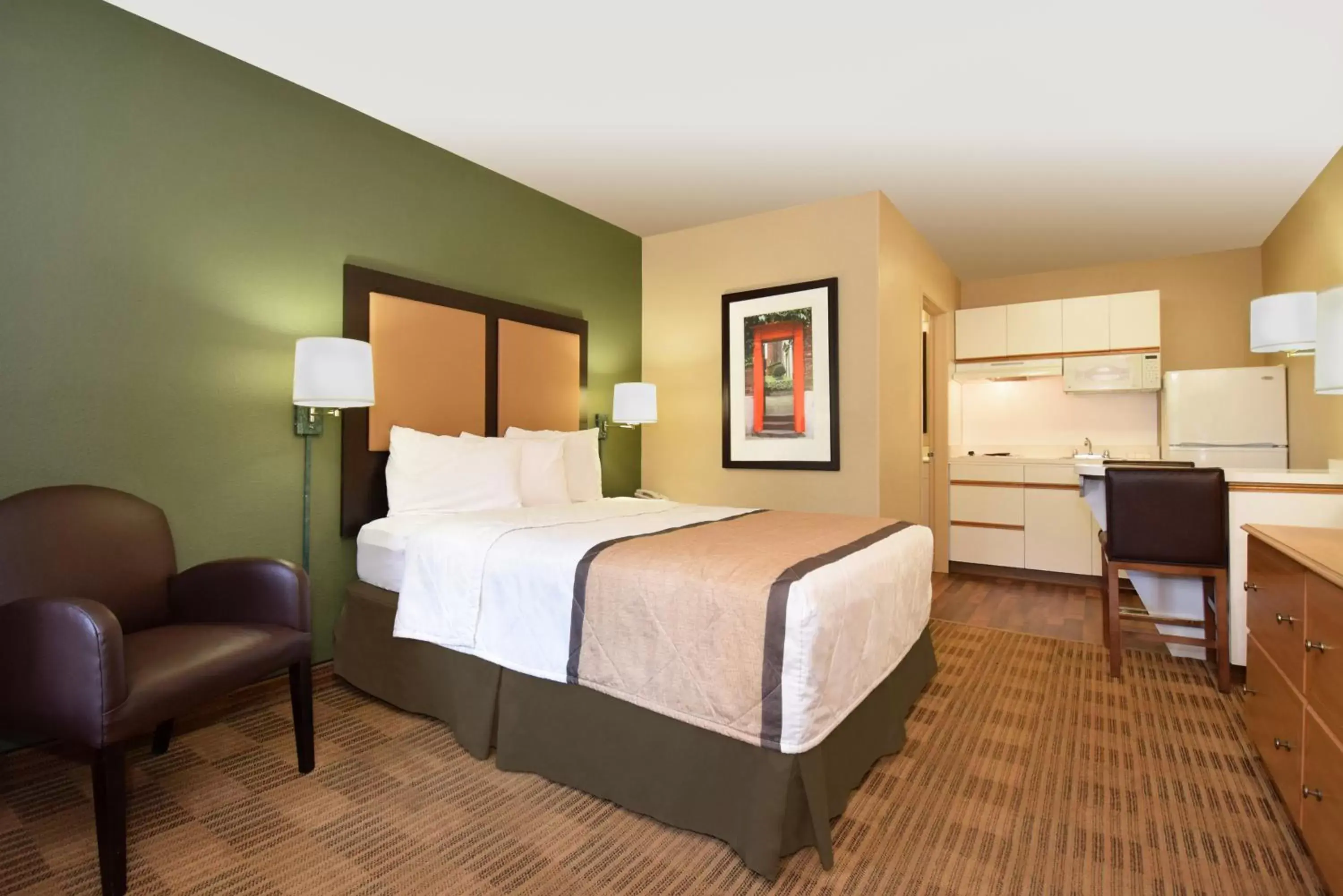 Kitchen or kitchenette, Bed in Extended Stay America Suites - Portland - Beaverton