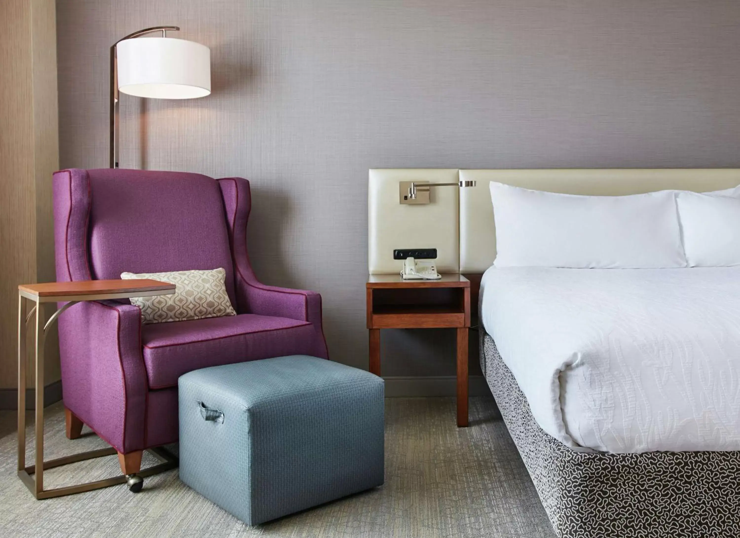 Bed, Seating Area in Hilton Garden Inn San Francisco Airport North