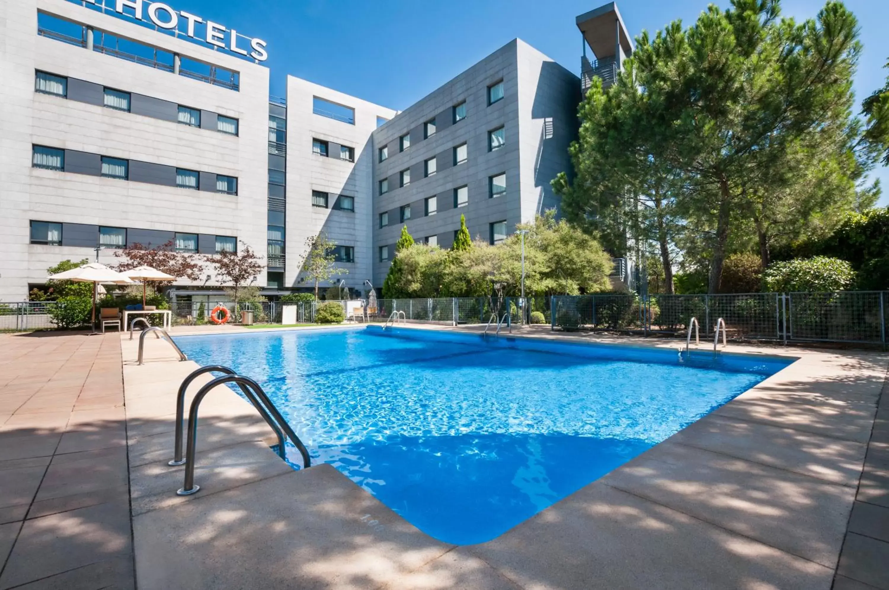 Property building, Swimming Pool in Exe Madrid Norte