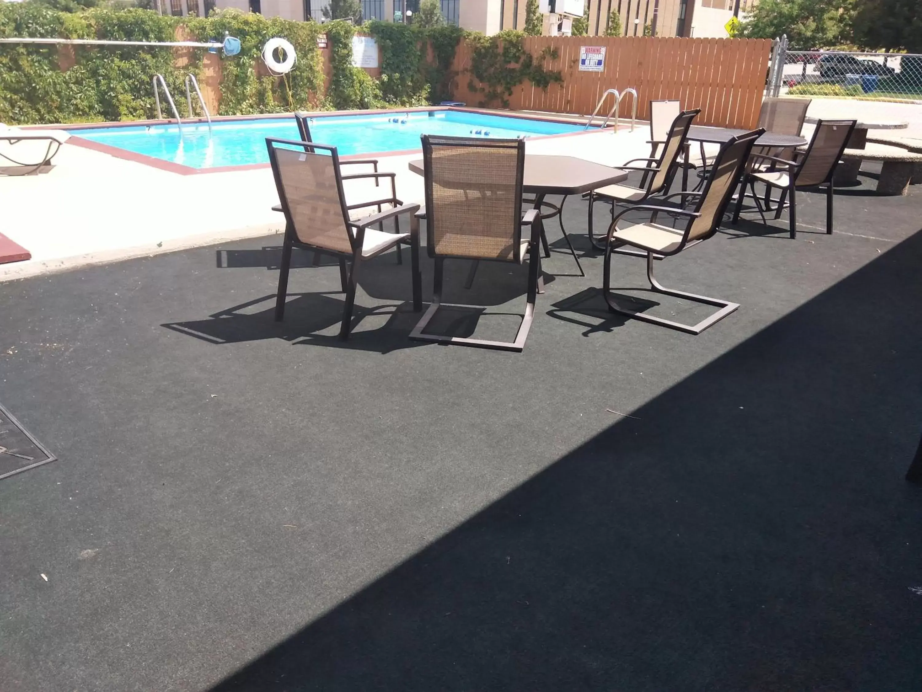 Patio, Swimming Pool in Town House Motel