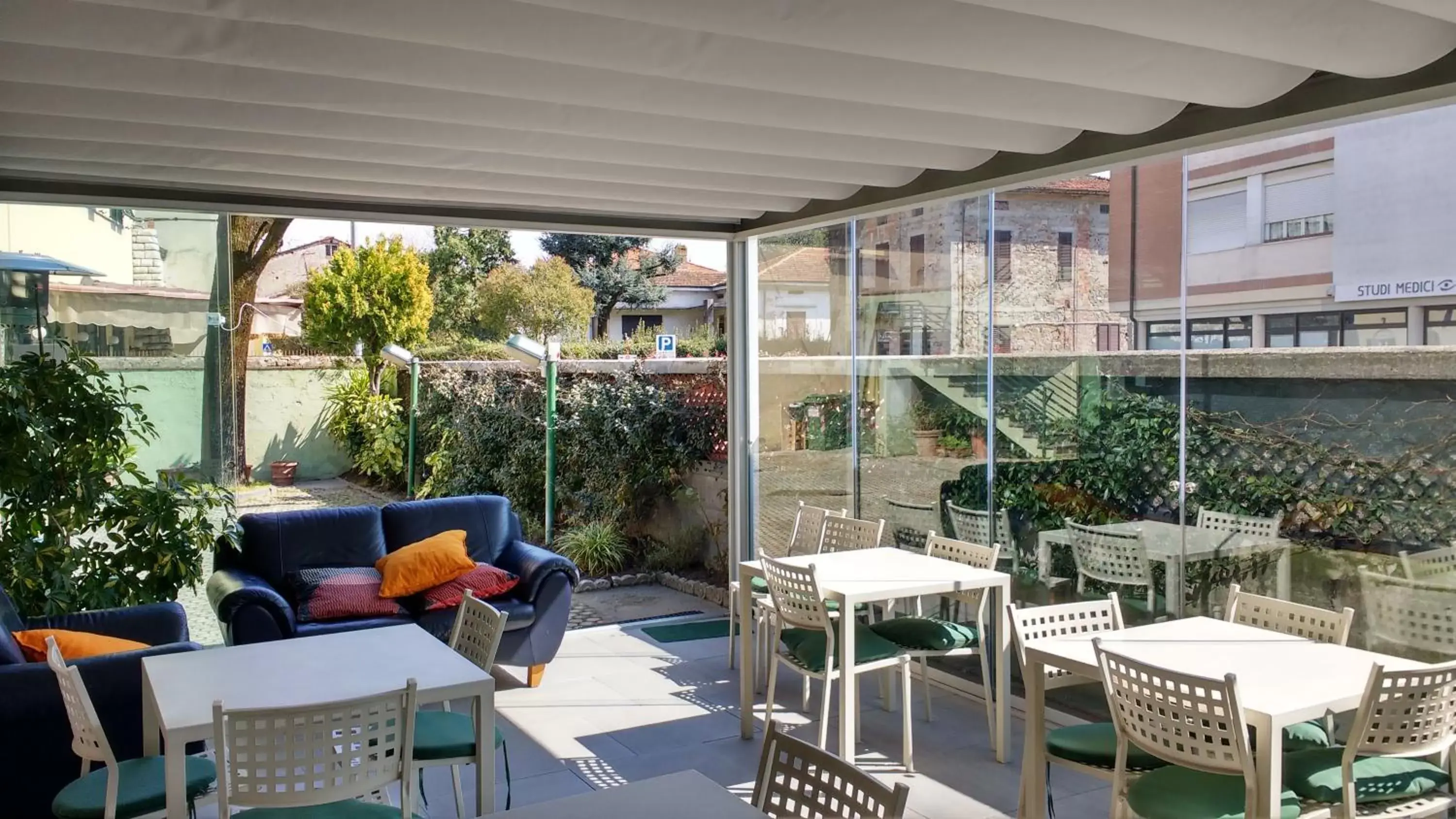 Seating area, Restaurant/Places to Eat in Hotel Bernardino