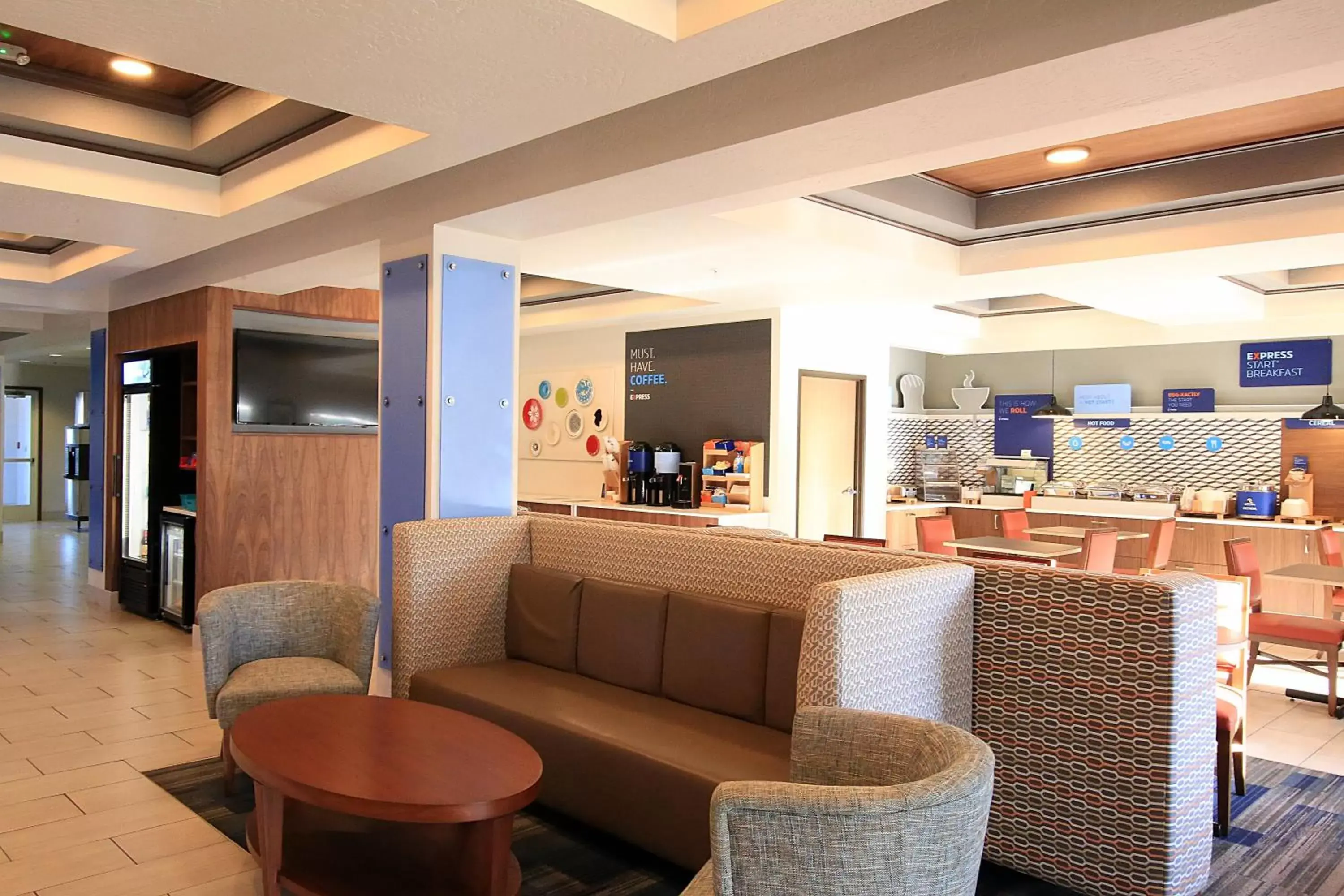 Property building, Lounge/Bar in Holiday Inn Express Hotel & Suites Ashland, an IHG Hotel