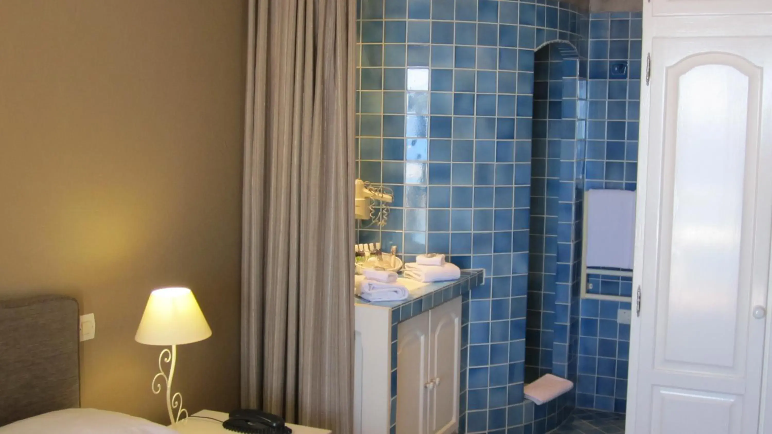 Bathroom in La Belle Aurore - Les Collectionneurs