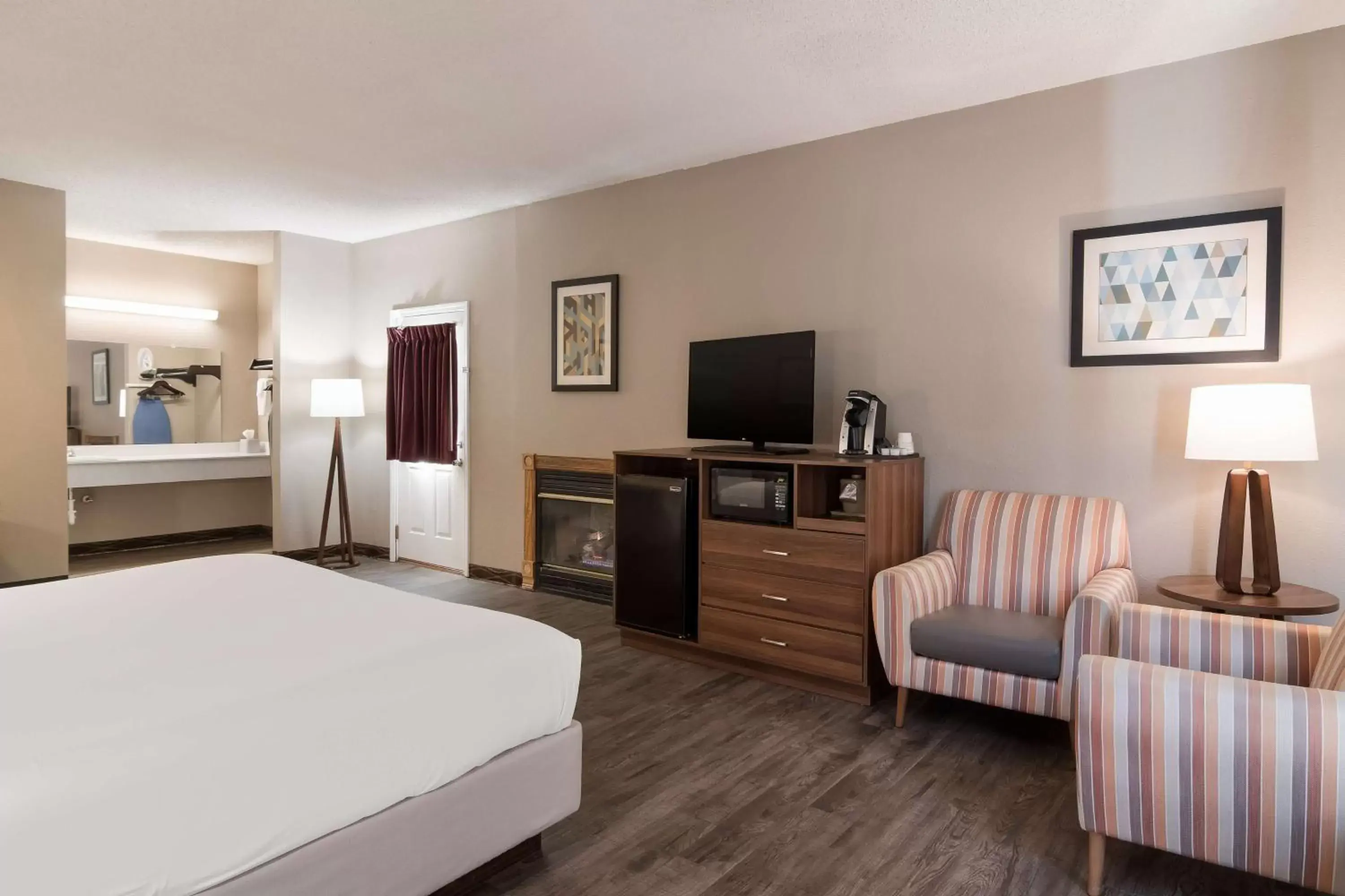 Bedroom, TV/Entertainment Center in SureStay Hotel by Best Western Helen Downtown