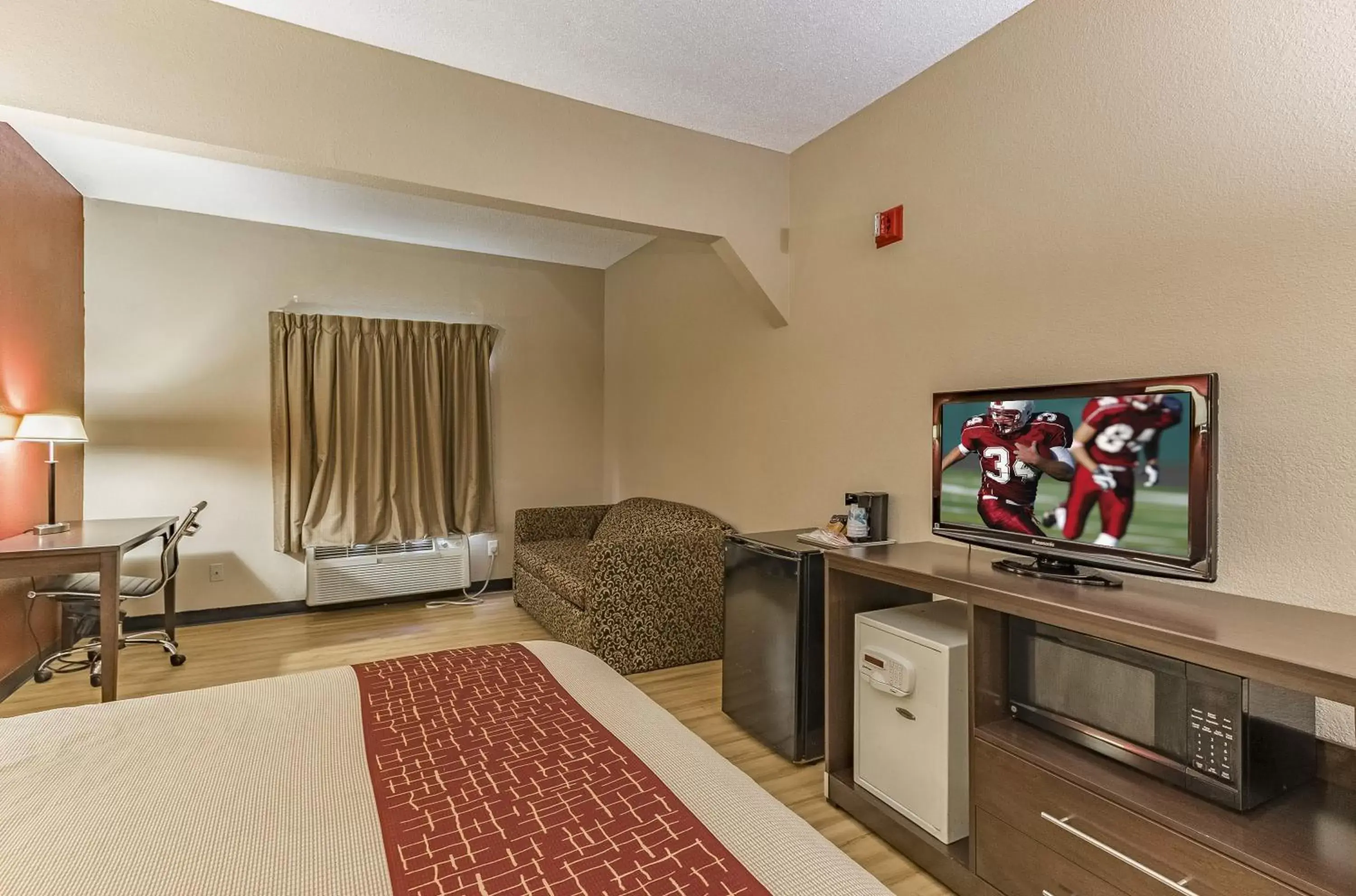 Photo of the whole room, TV/Entertainment Center in Red Roof Inn & Suites Hinesville - Fort Stewart