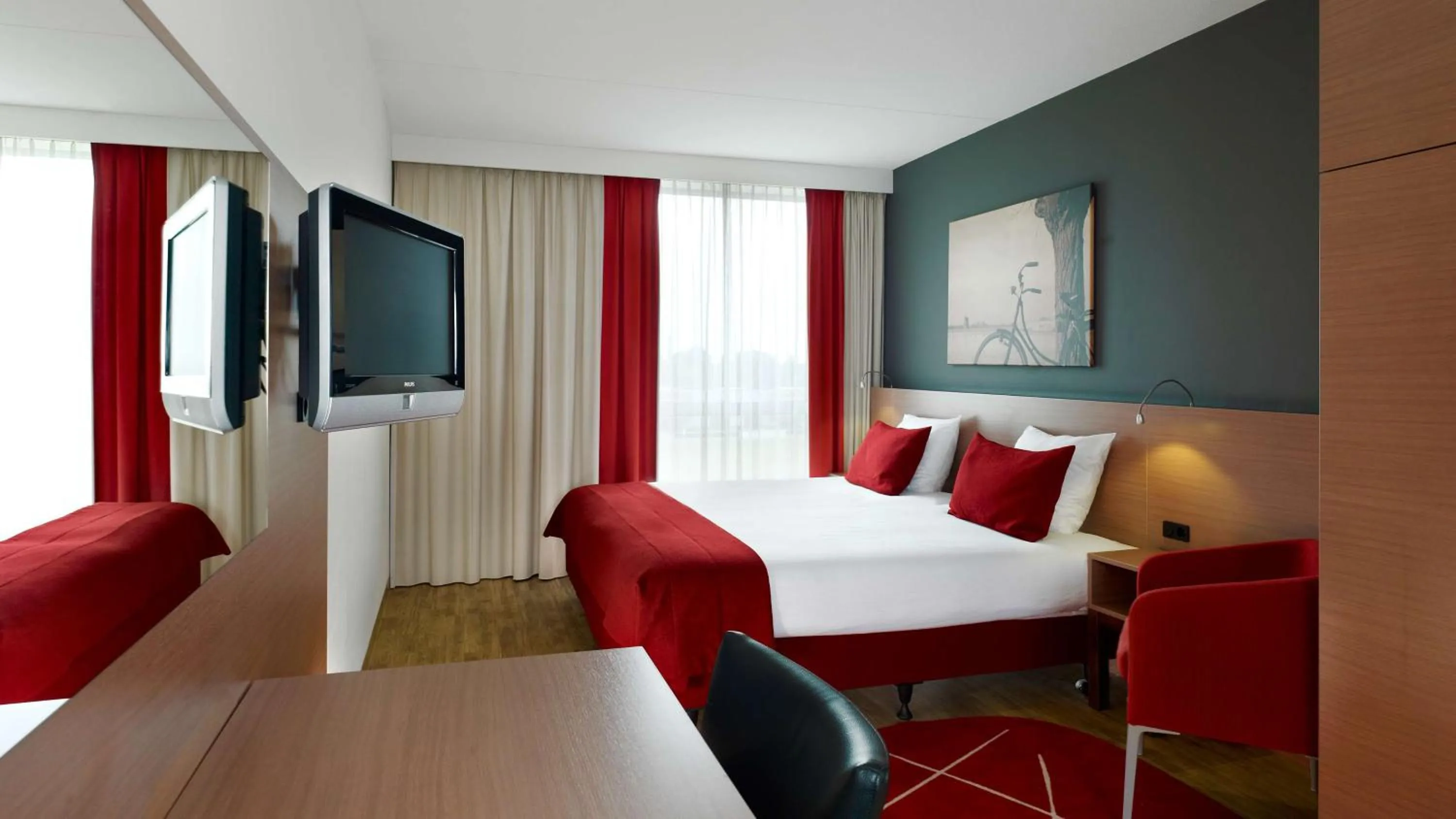 Photo of the whole room, Bed in Park Plaza Amsterdam Airport