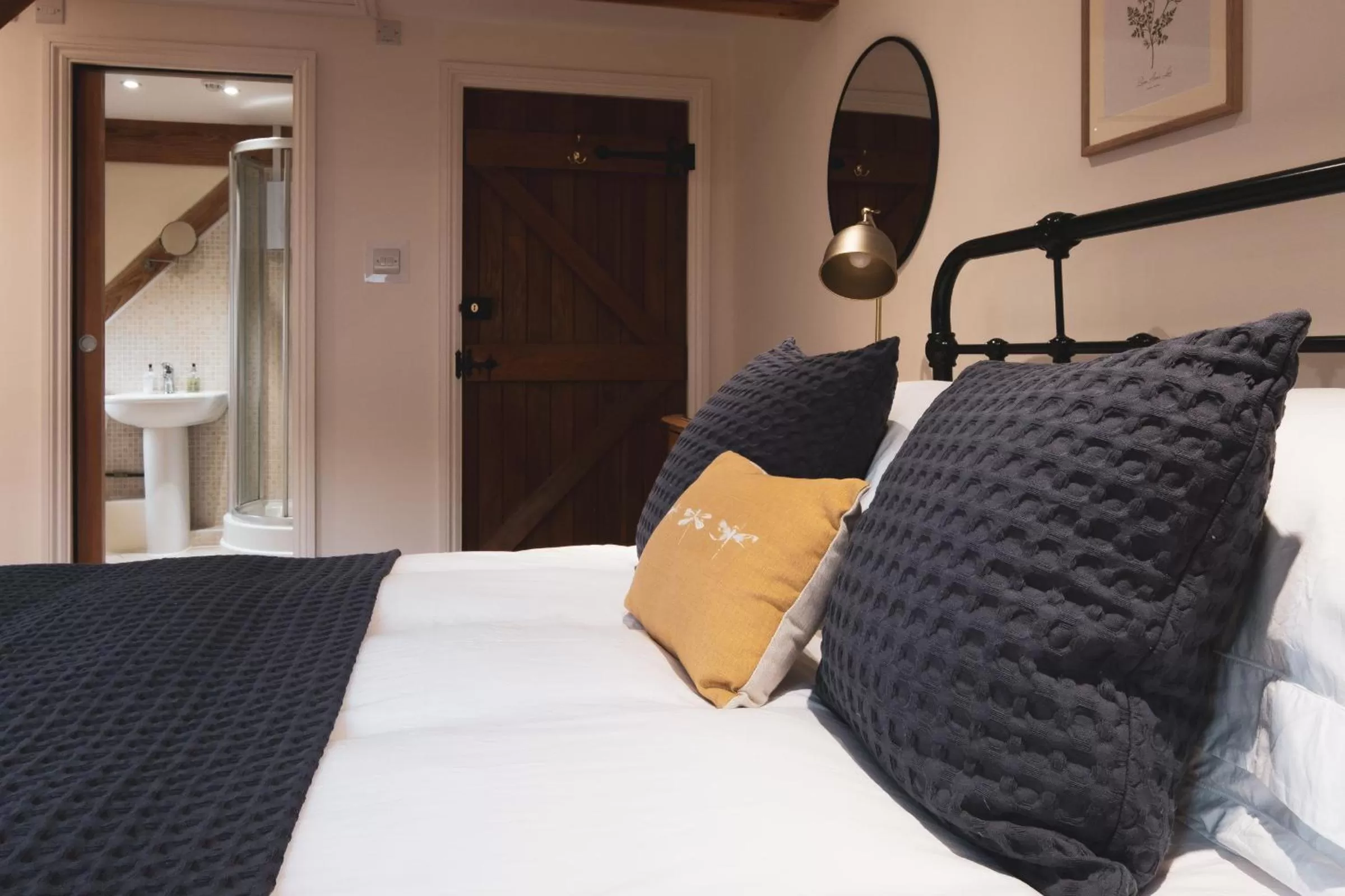 Bedroom, Bed in North Downs Barn