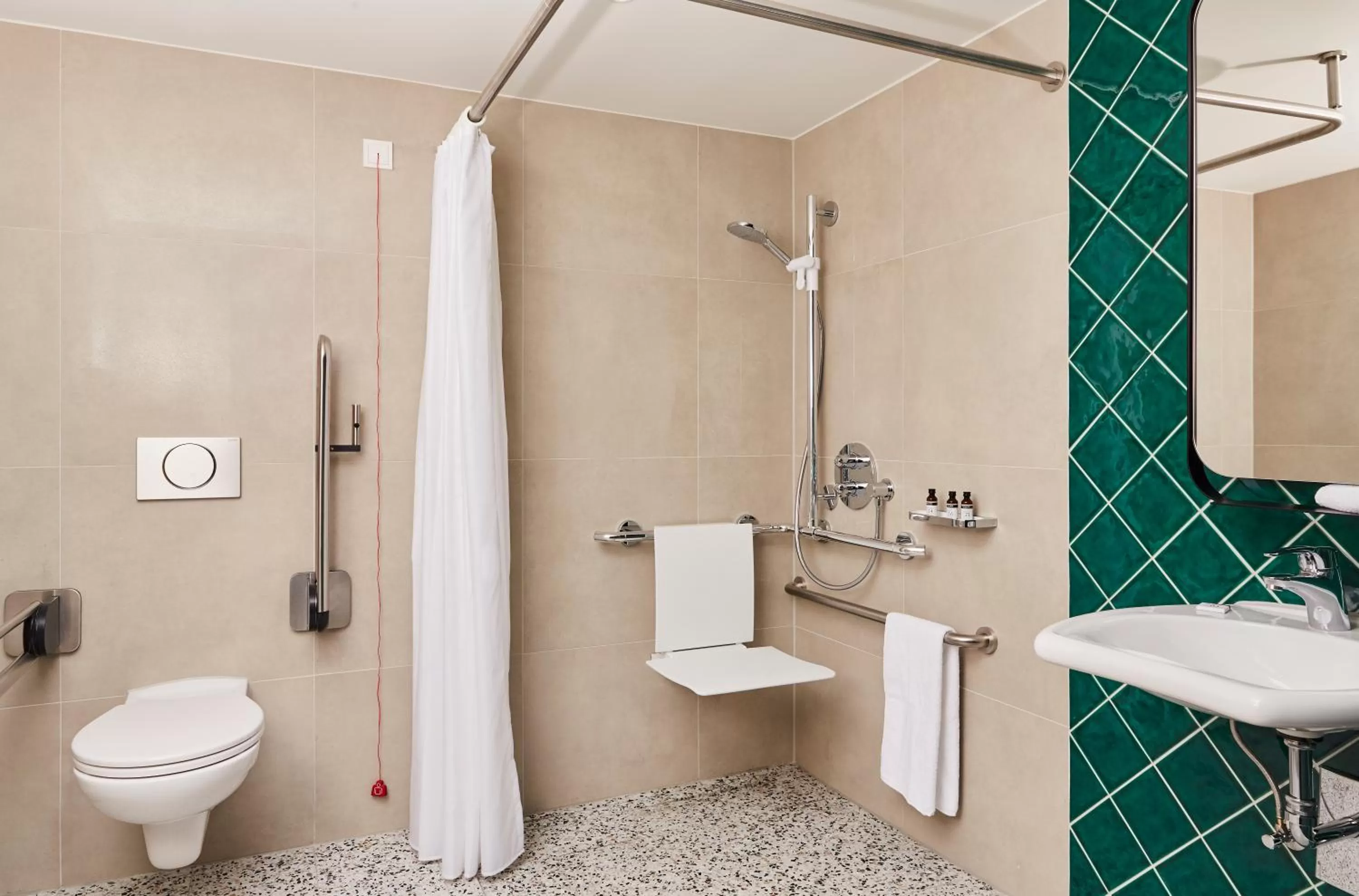 Double Room - Mobility Access with Roll-in Shower in Hotel Indigo Berlin - East Side Gallery