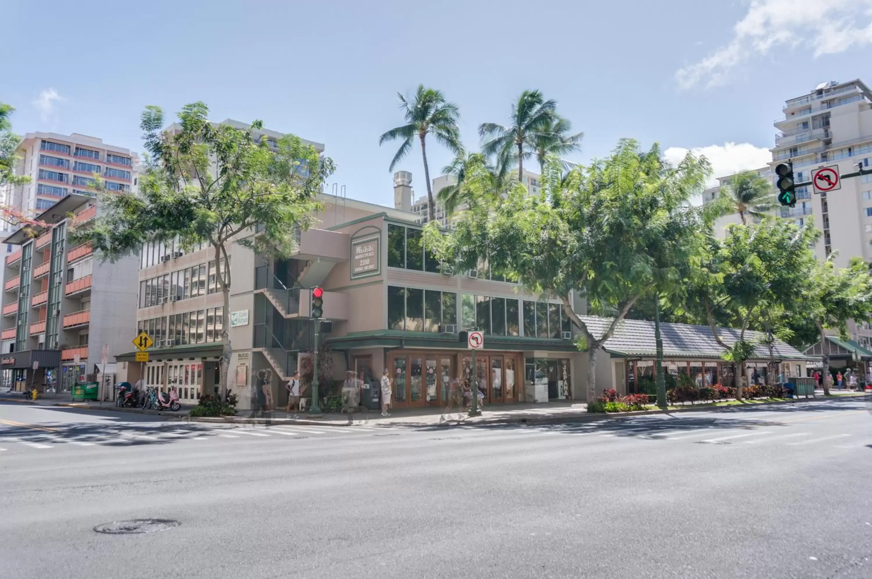 Property Building in Kuhio Banyan Hotel (with Kitchenettes)