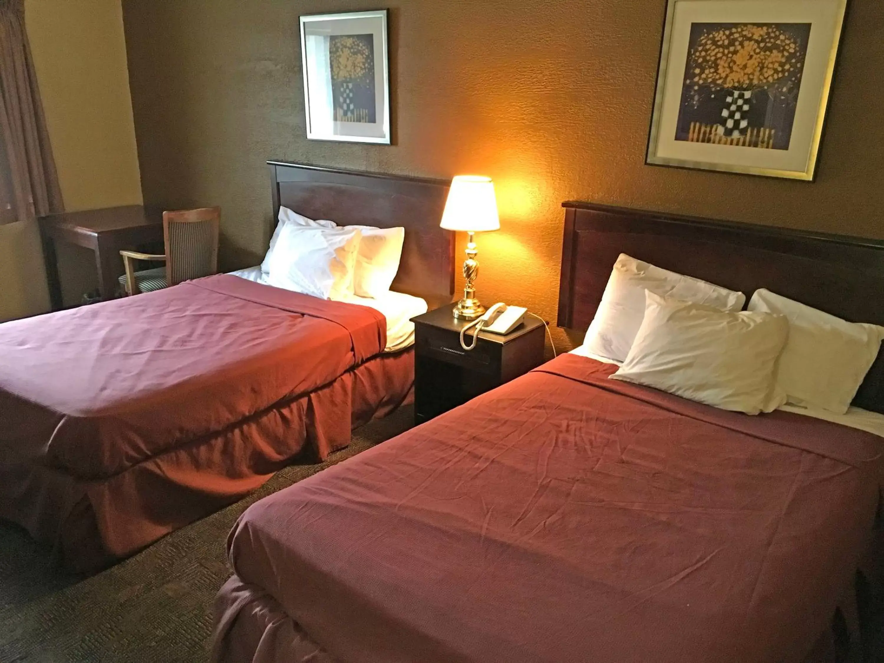 Bed in Americas Best Value Inn-Livonia/Detroit