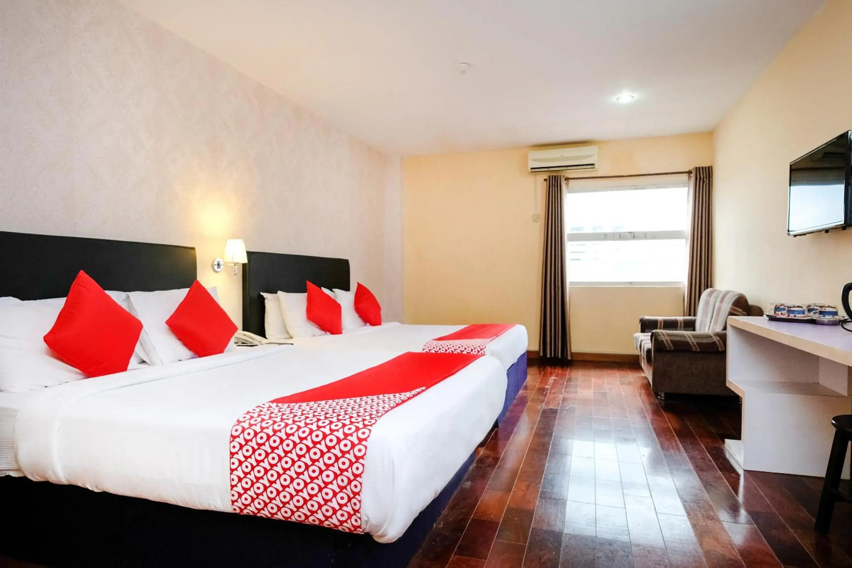 Bedroom, Bed in Super OYO 546 Grand City Hotel