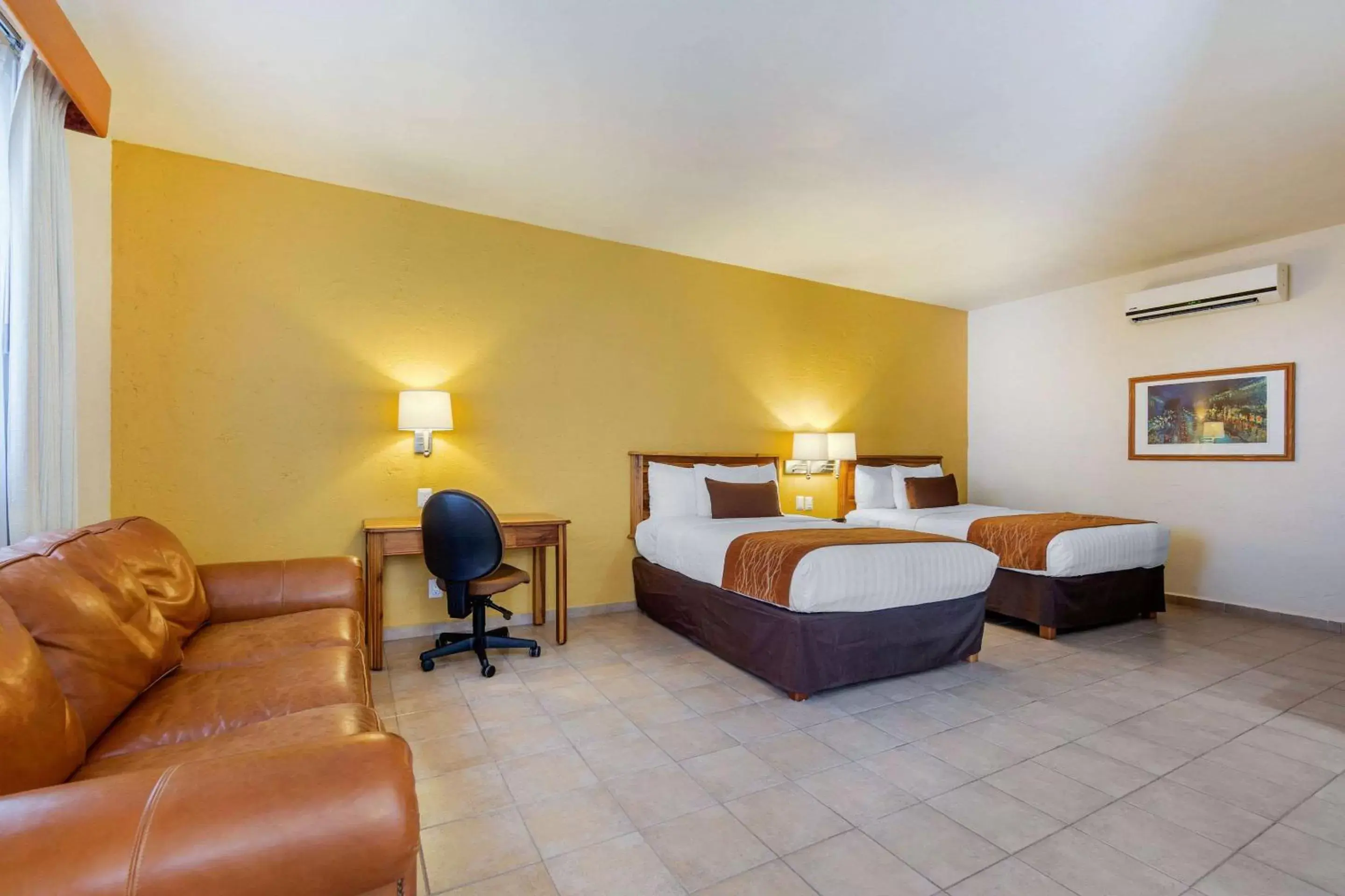 Photo of the whole room, Bed in Comfort Inn Tampico