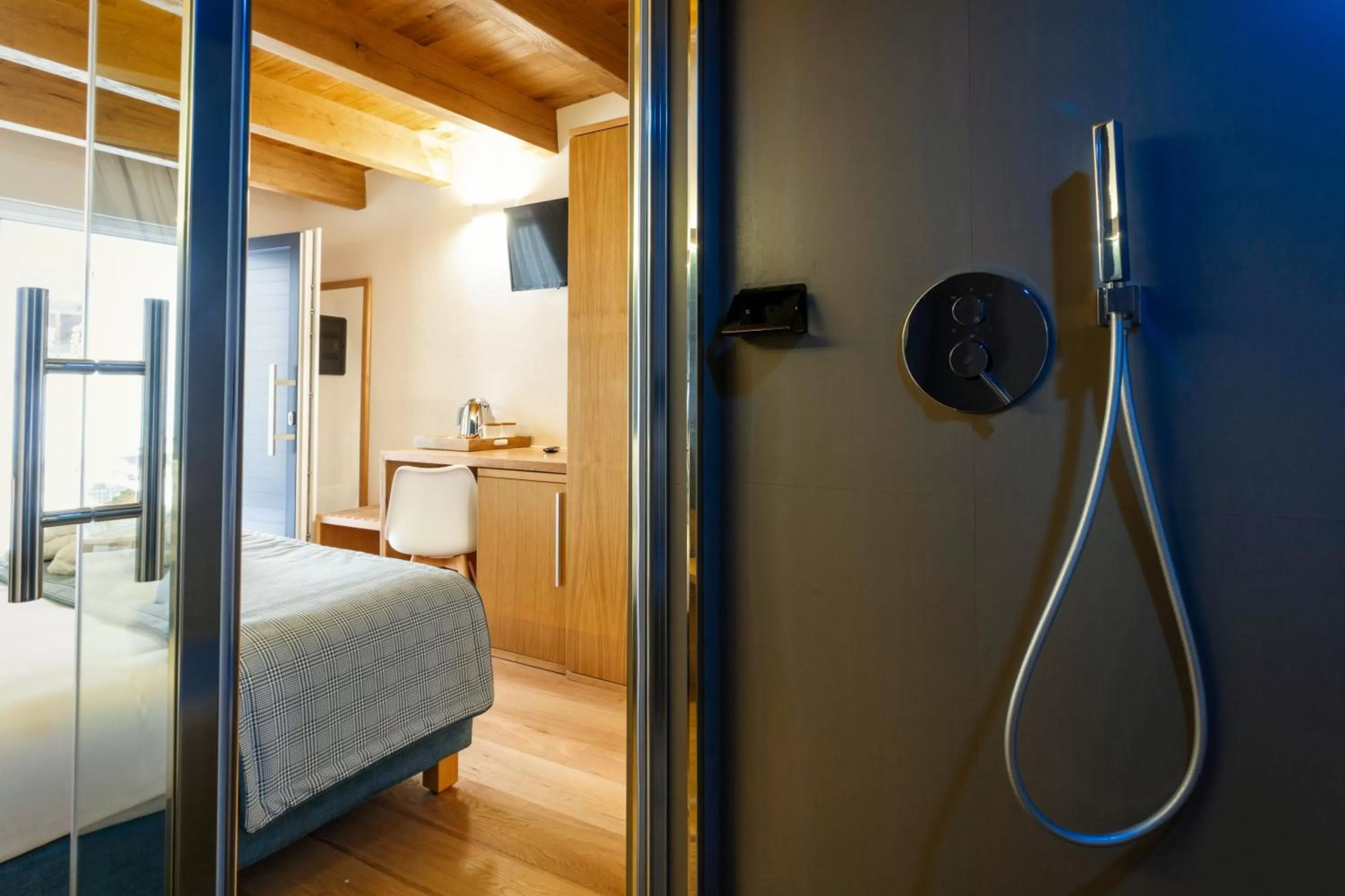 Shower, Bed in Garni il Concale