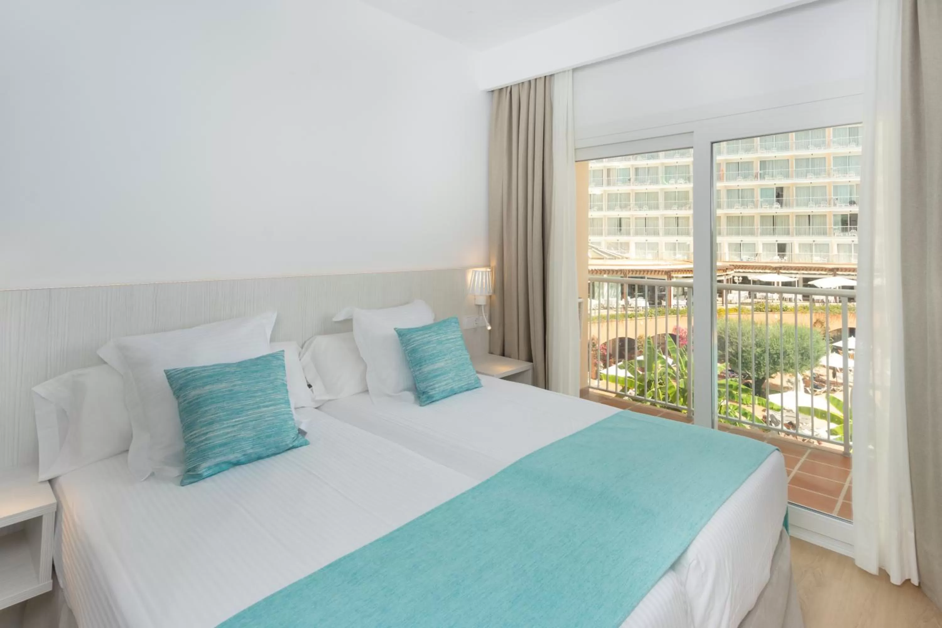 Bed, Room Photo in Valentin Park Club