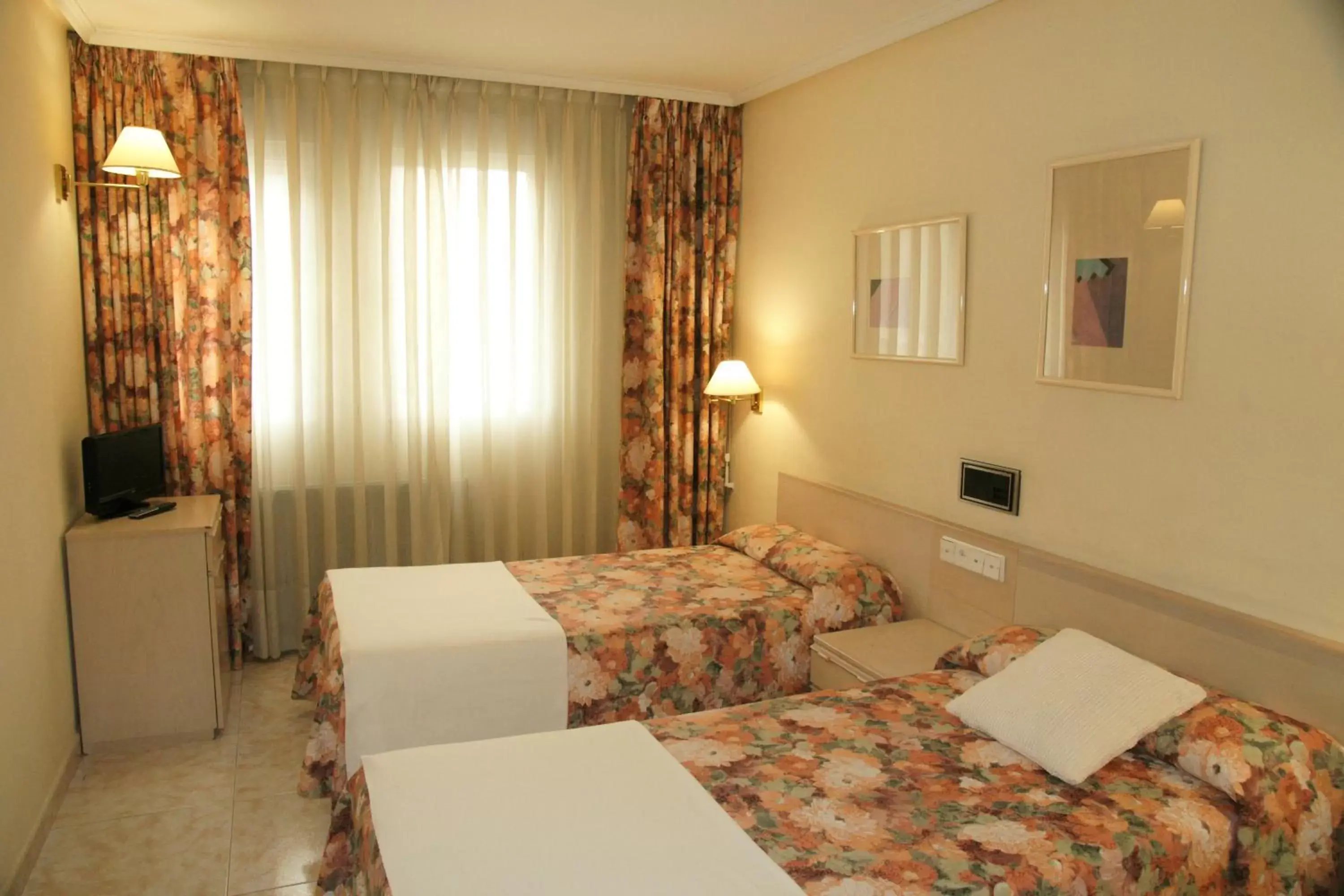 Bedroom, Bed in Hotel La Brañina