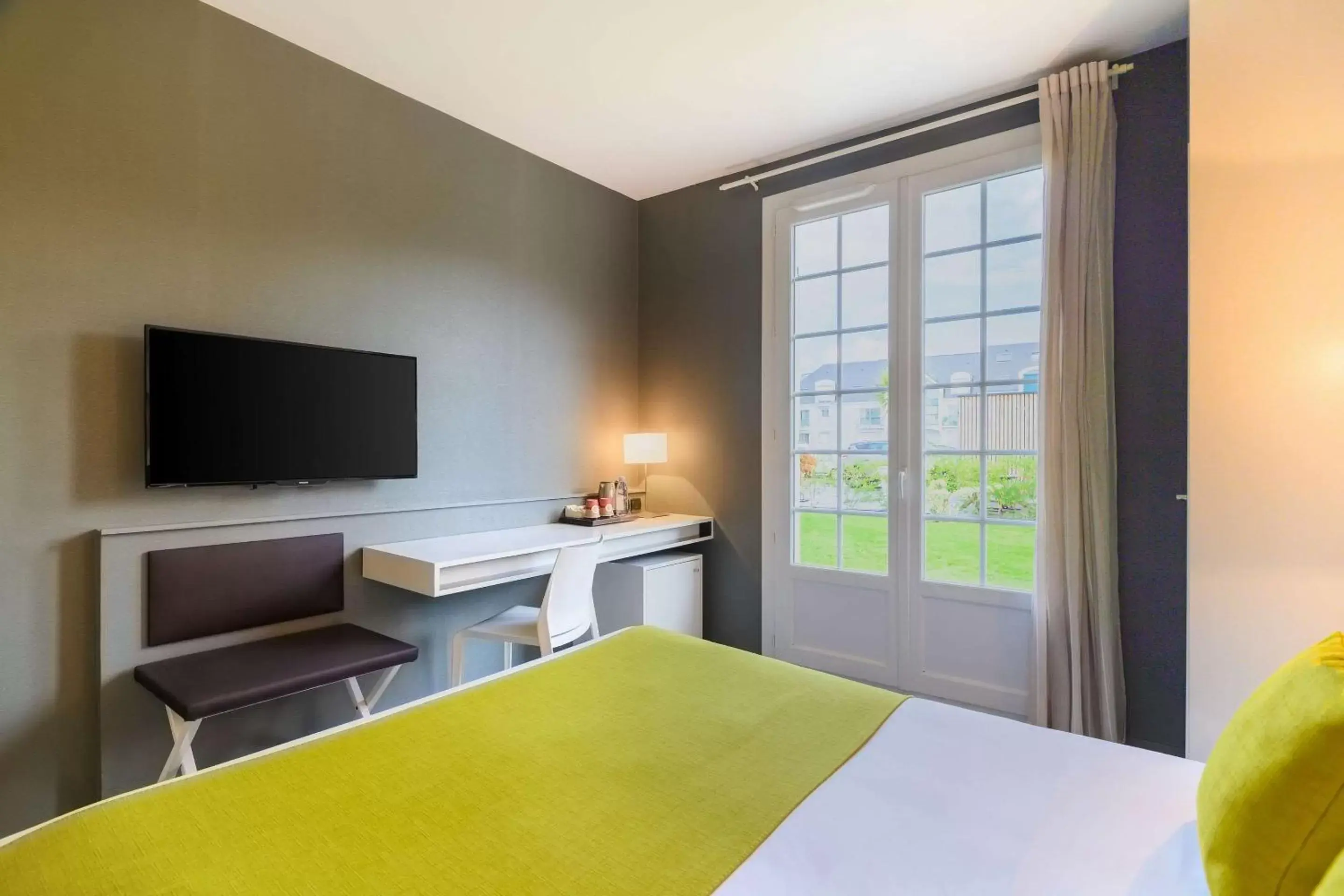 Photo of the whole room, Bed in Quality Hotel La Marebaudière Vannes Centre