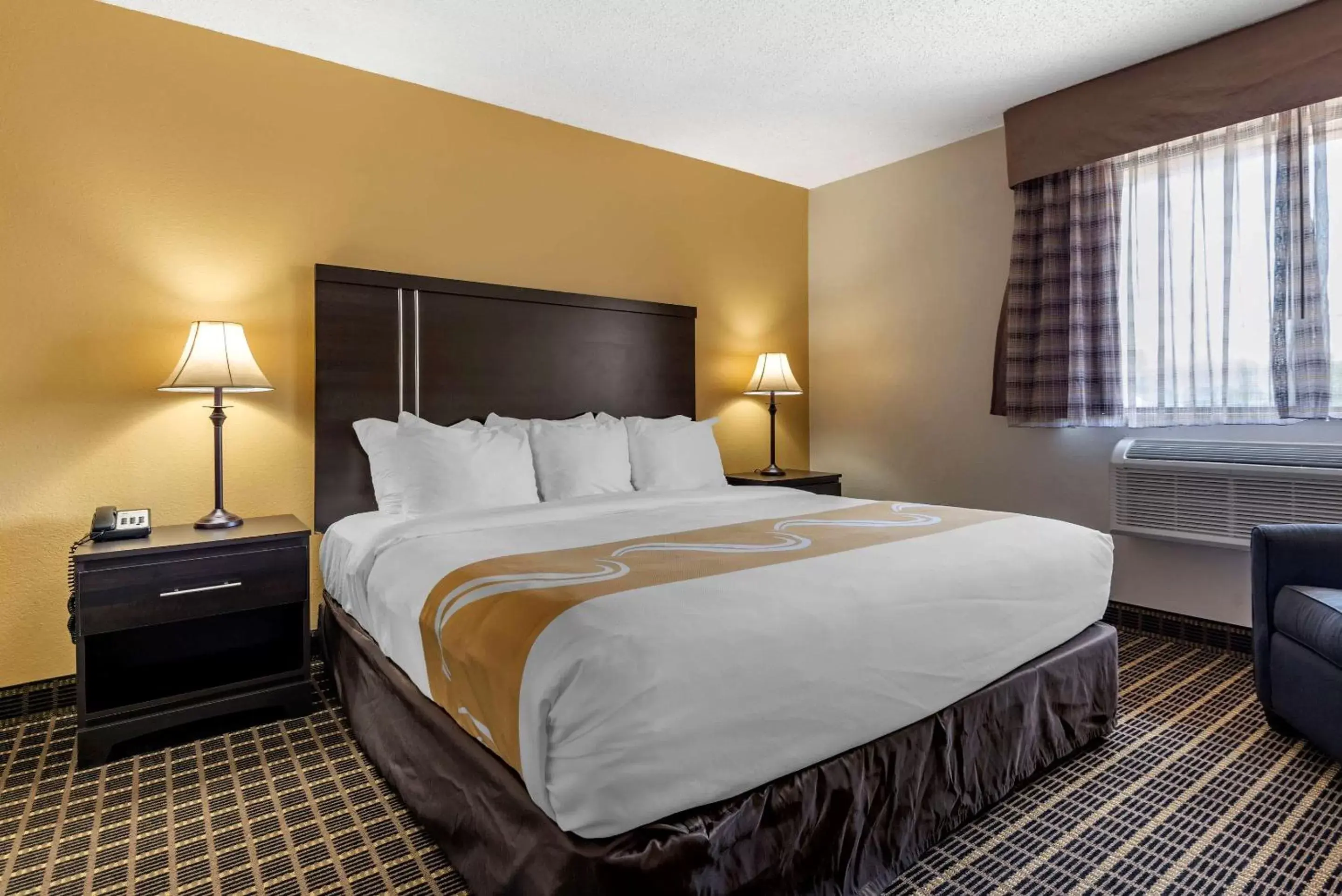 Photo of the whole room, Bed in Quality Inn & Suites Warren