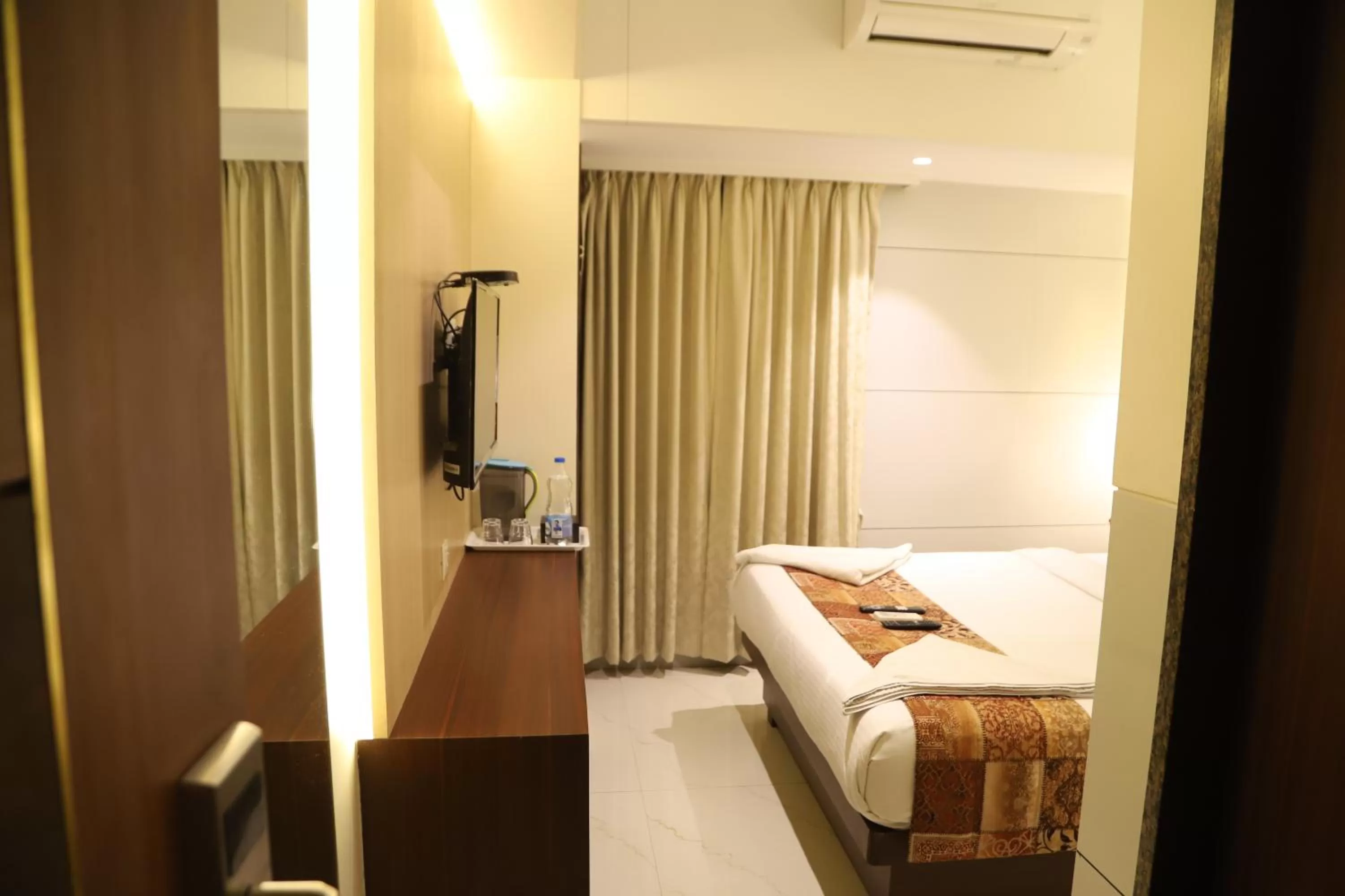 Bed, Seating Area in Maple Inn