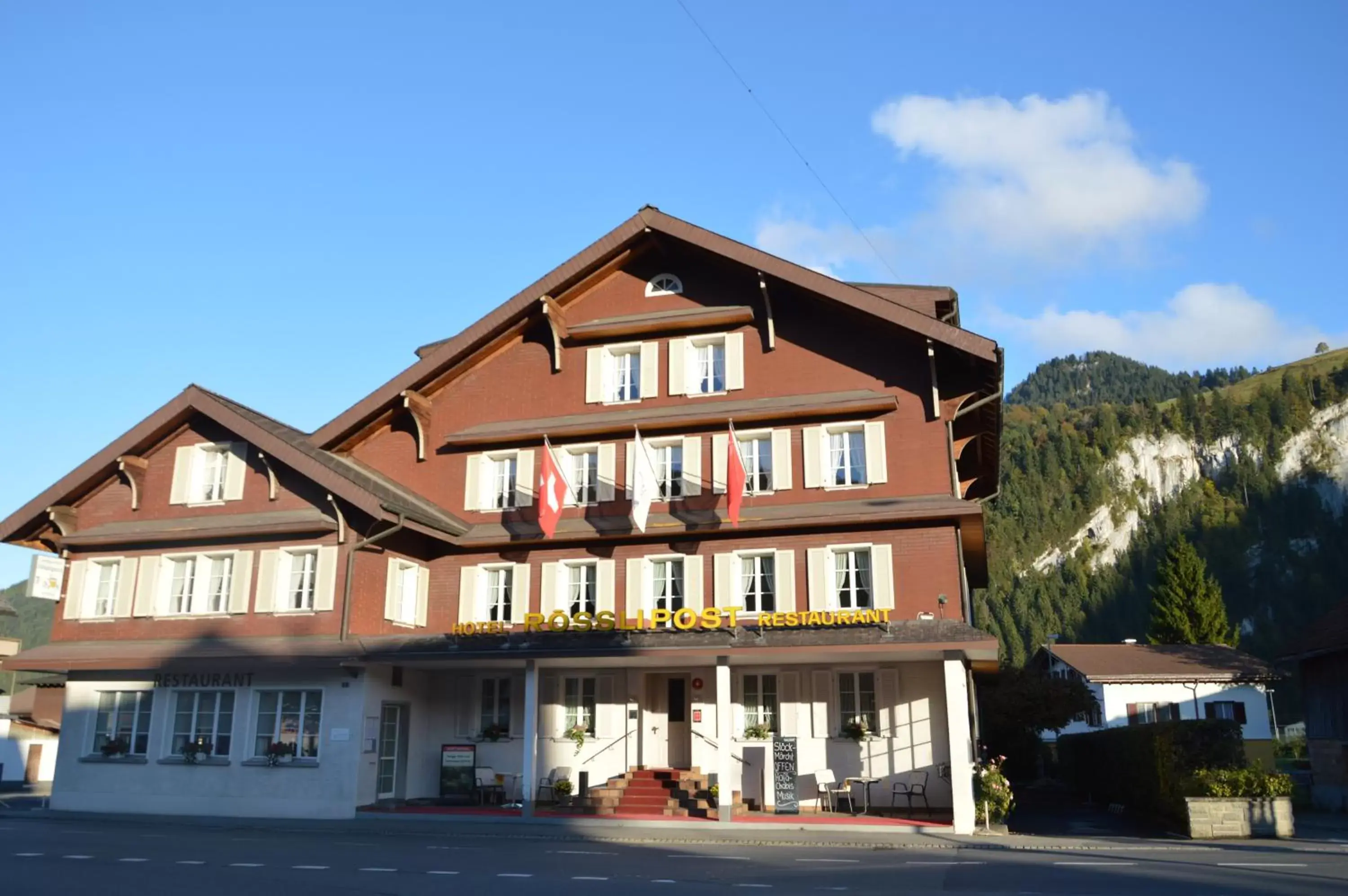 Facade/entrance, Property Building in Hotel Garni Rösslipost