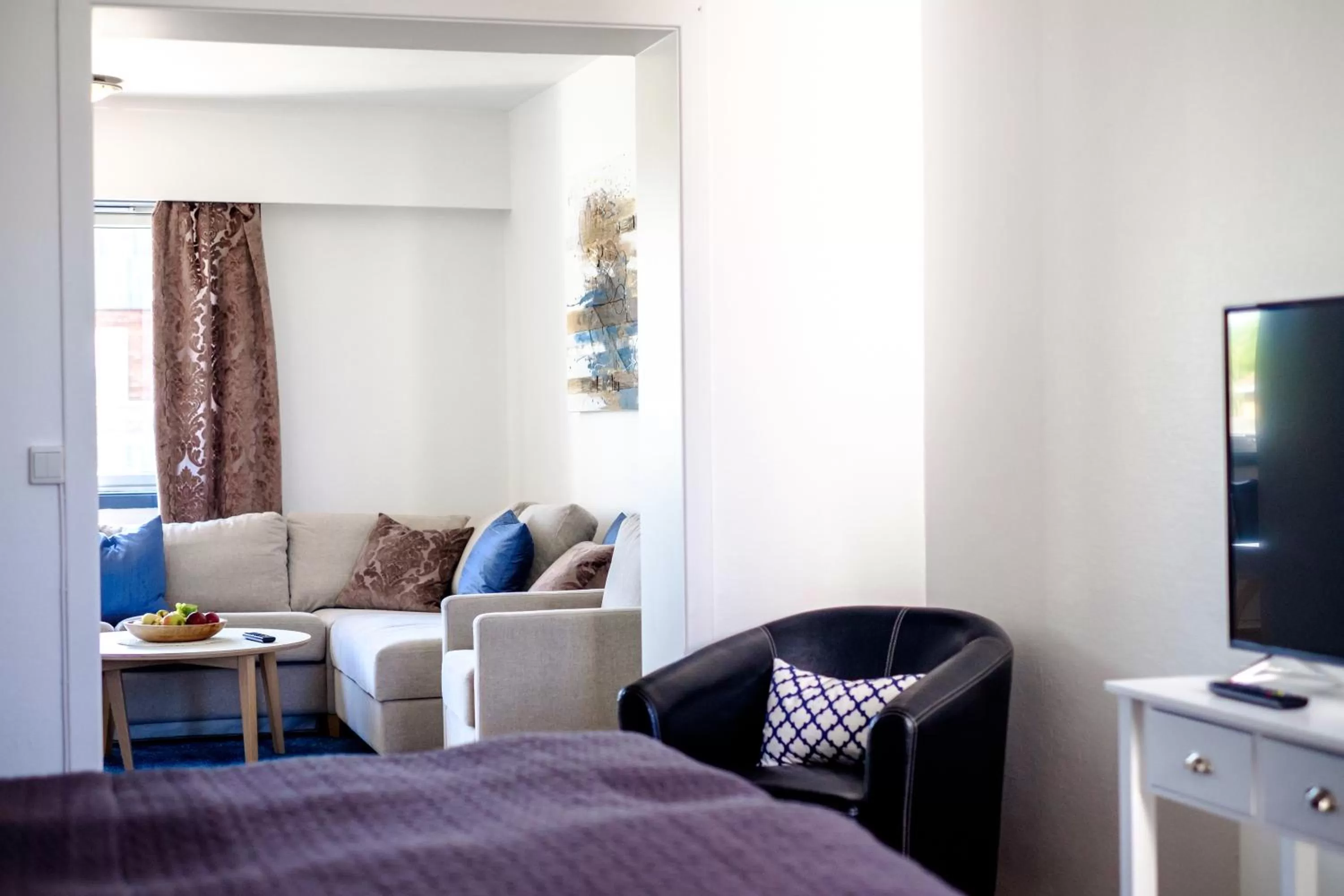 Living room, Bed in Tynset Hotel