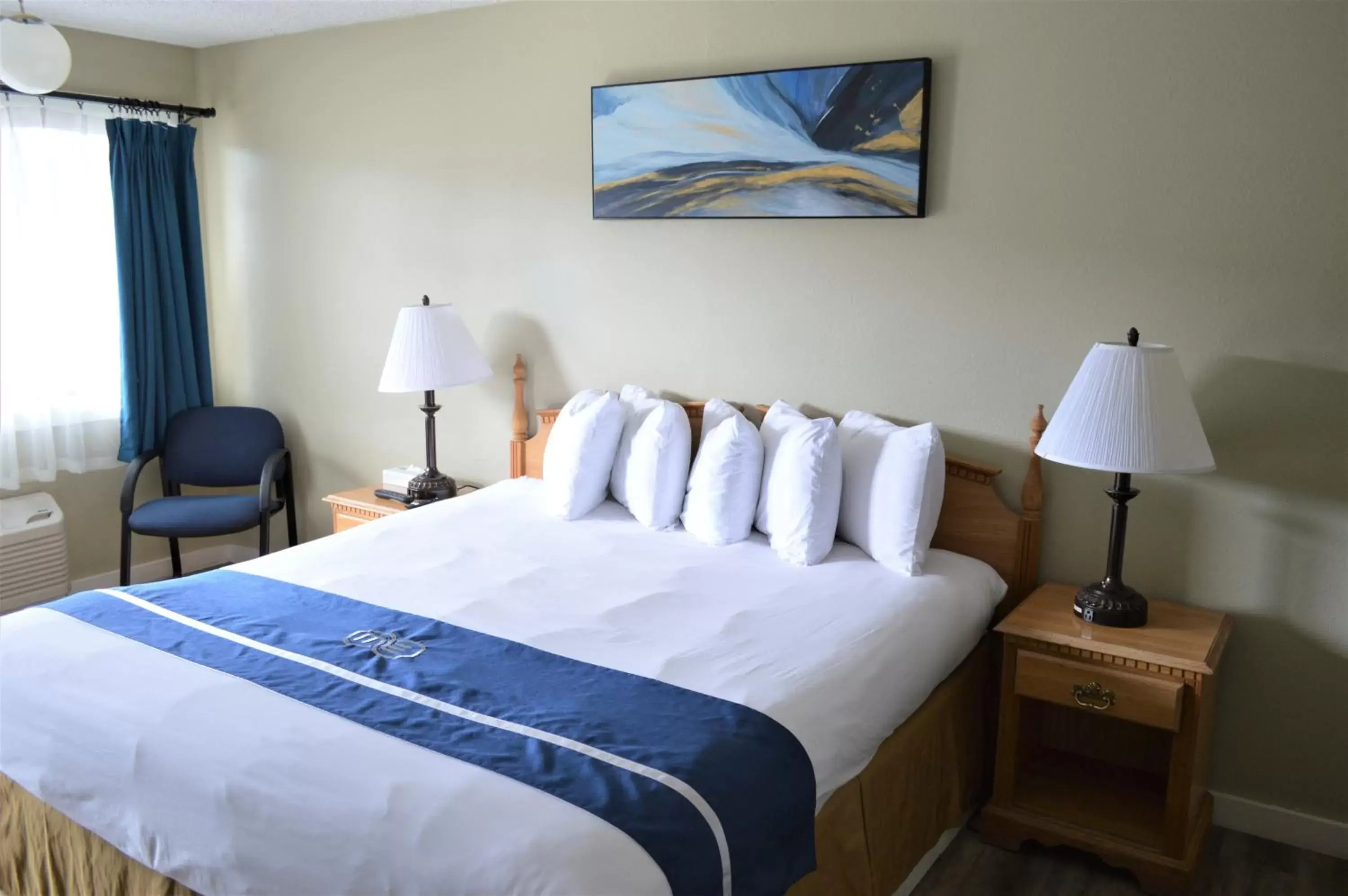 Bed in Omeo Suites Glass Beach