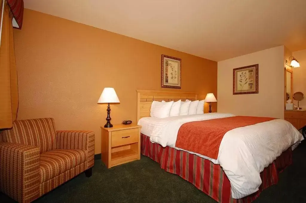 Photo of the whole room, Bed in BEST WESTERN PLUS Hartford Lodge