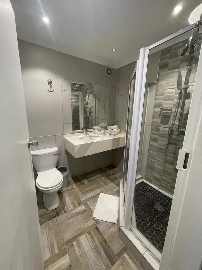 Shower, Bathroom in Hotel Numbi & Garden Suites