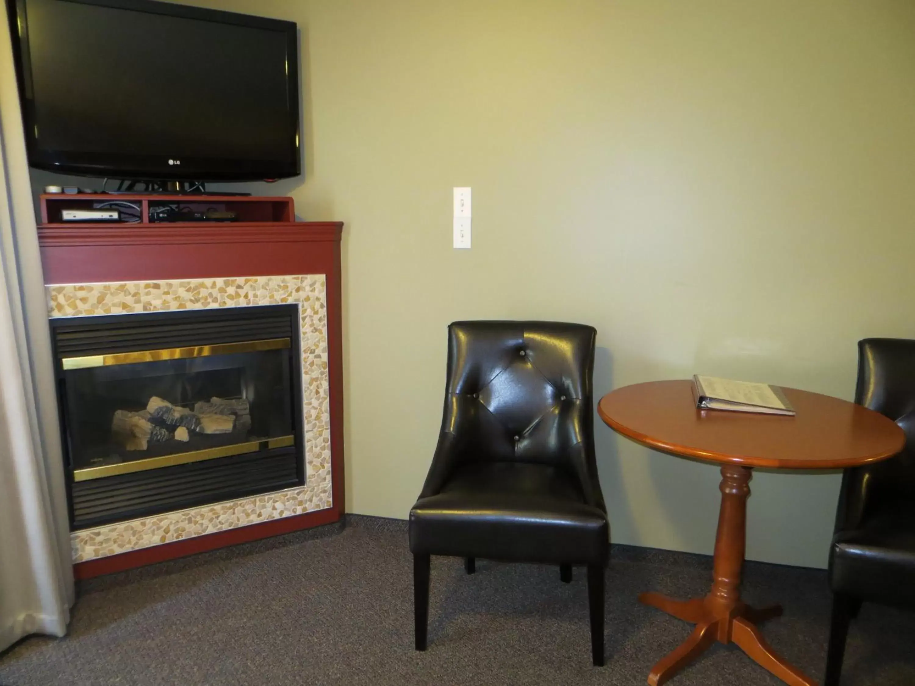 Seating area, TV/Entertainment Center in Village Creek Country Inn