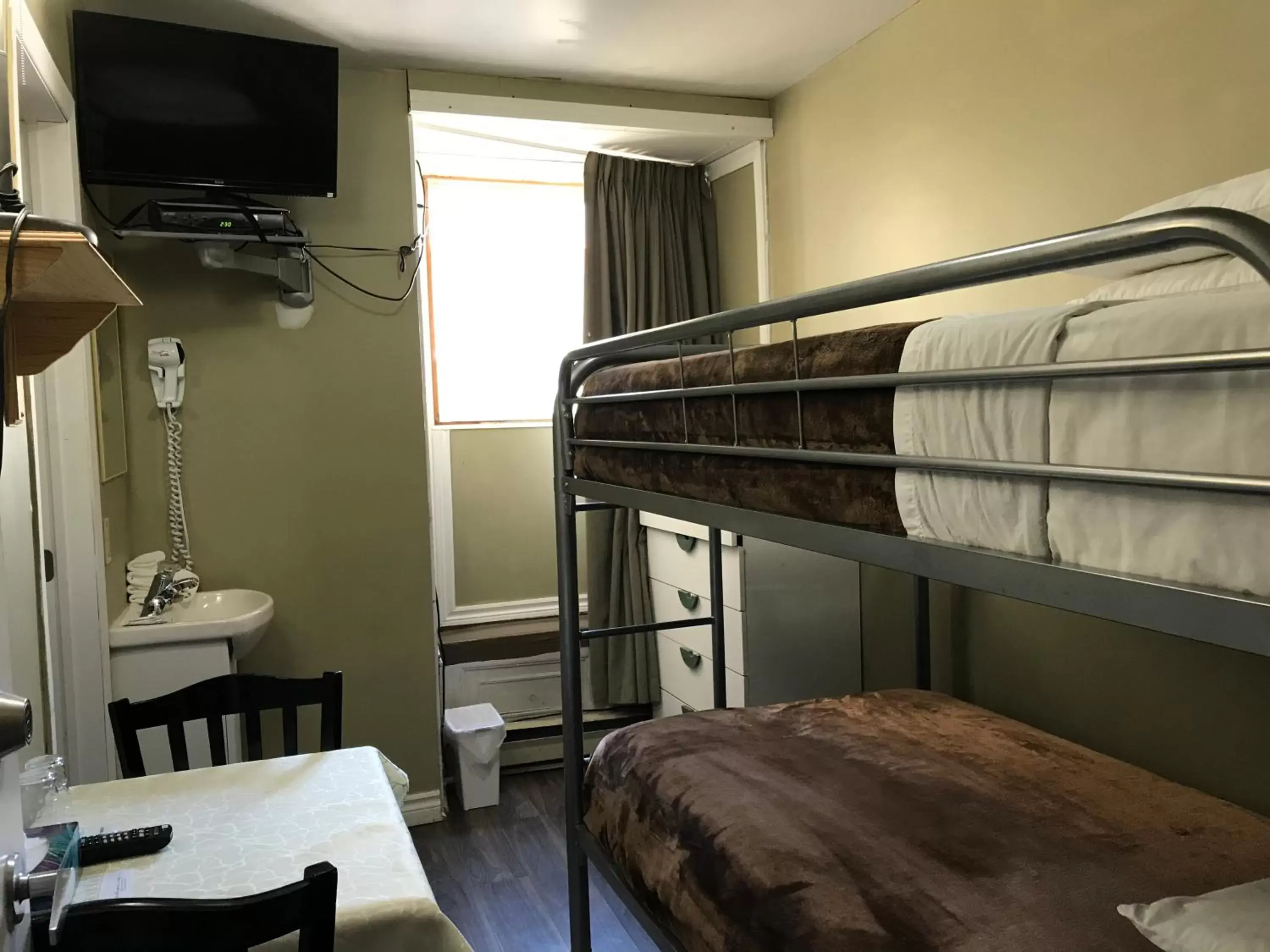 Photo of the whole room, Bunk Bed in Auberge St-Louis