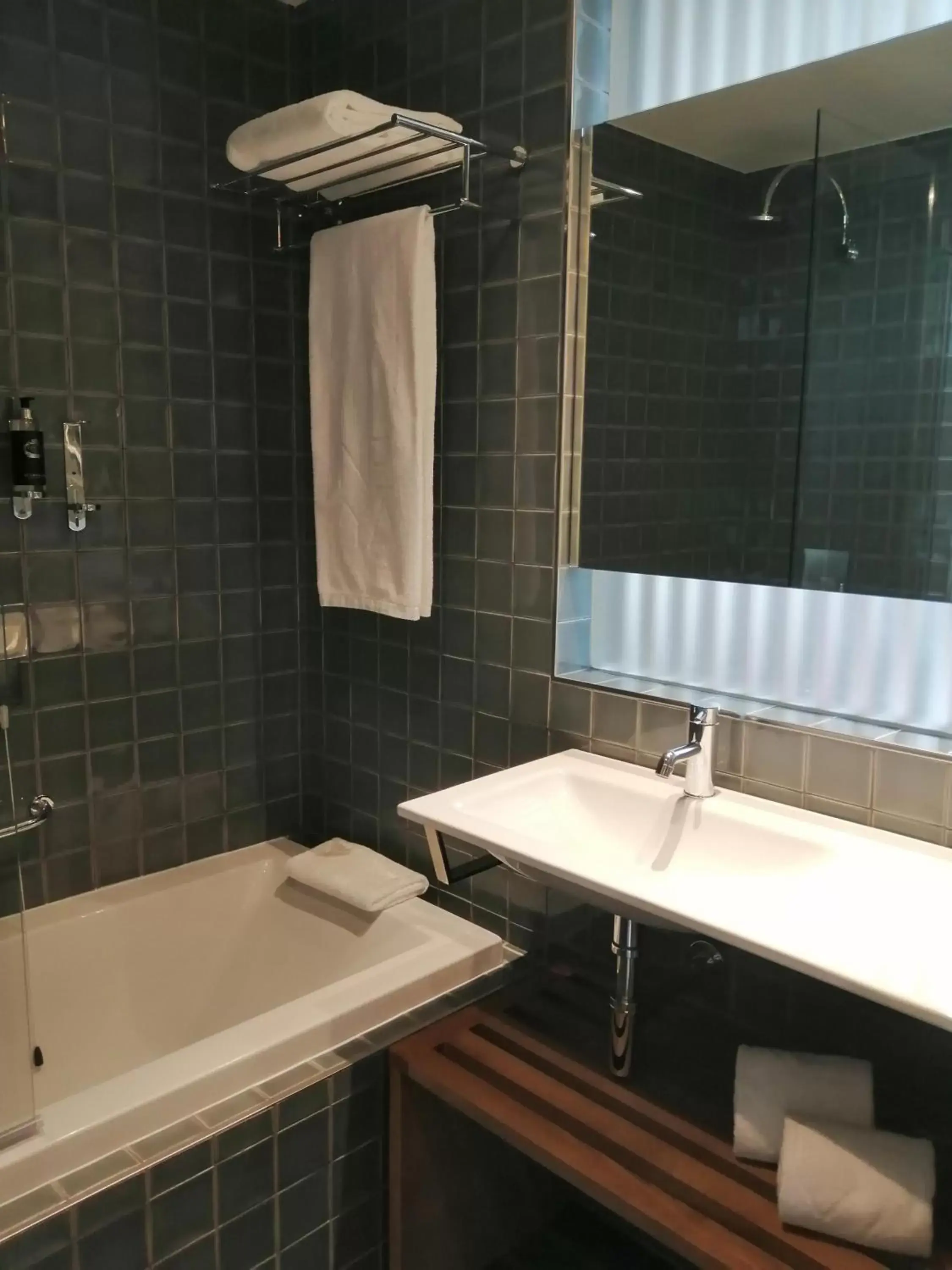 Bathroom in NEYA Porto Hotel