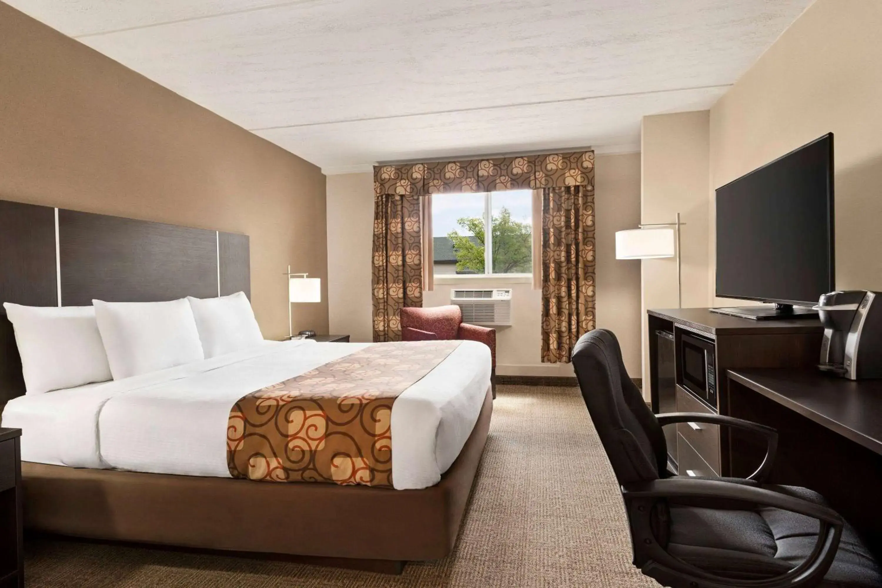 Photo of the whole room, Bed in Days Inn by Wyndham Airport/Maine Mall