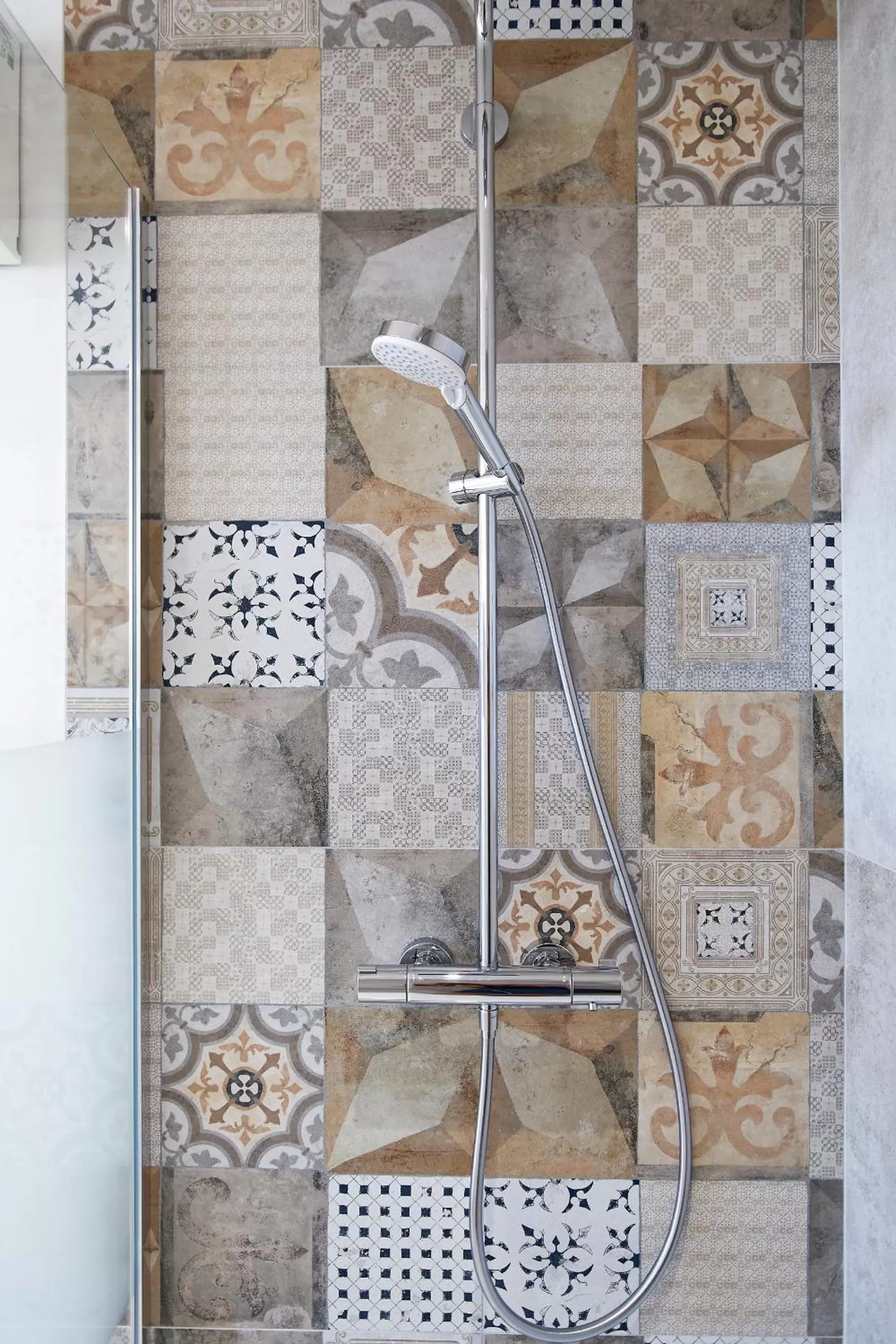 Shower in CHATEAU CROIX DE LABRIE