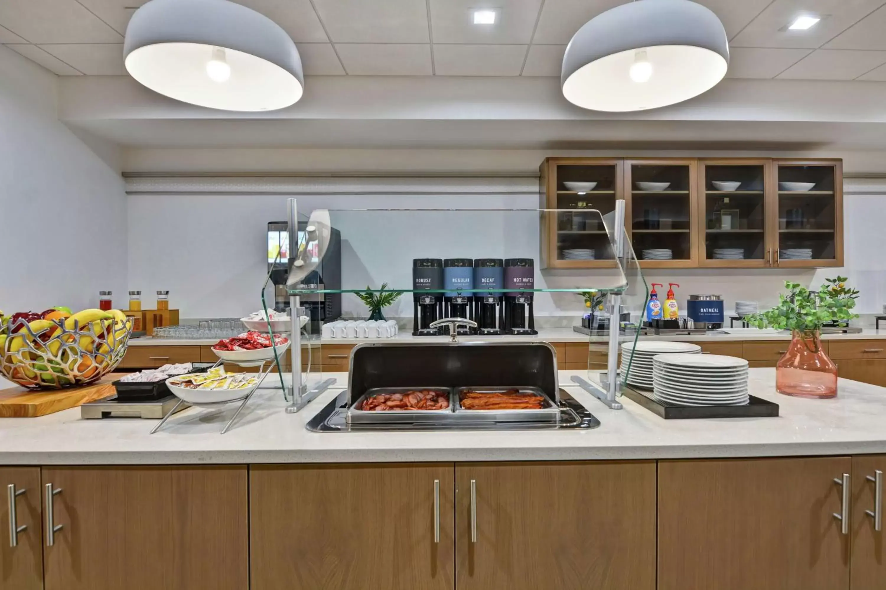 Breakfast, Kitchen/Kitchenette in Hampton Inn Chula Vista Eastlake