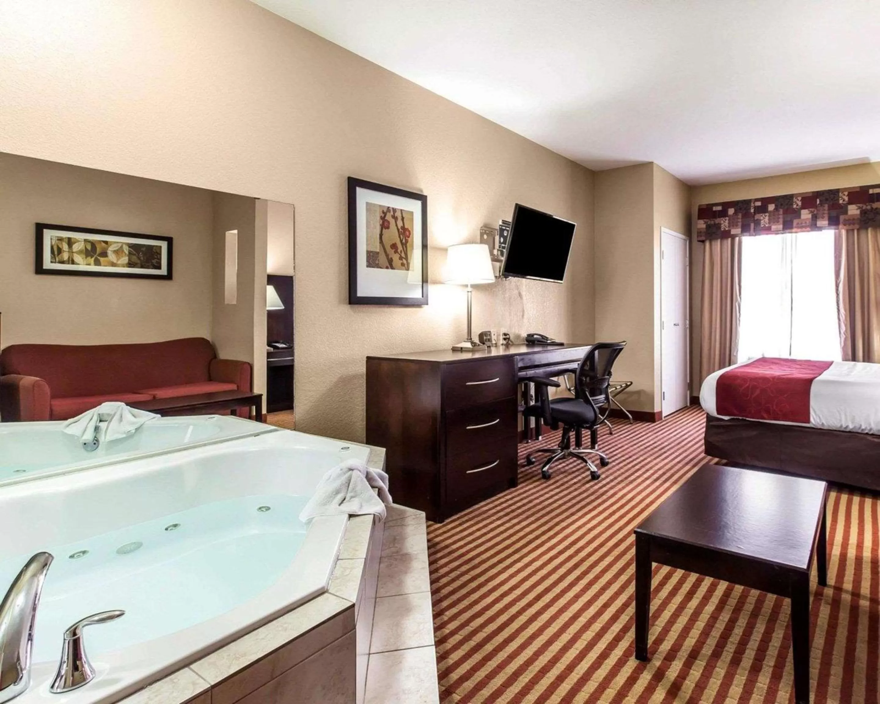 Photo of the whole room, Bed in Comfort Suites Waycross