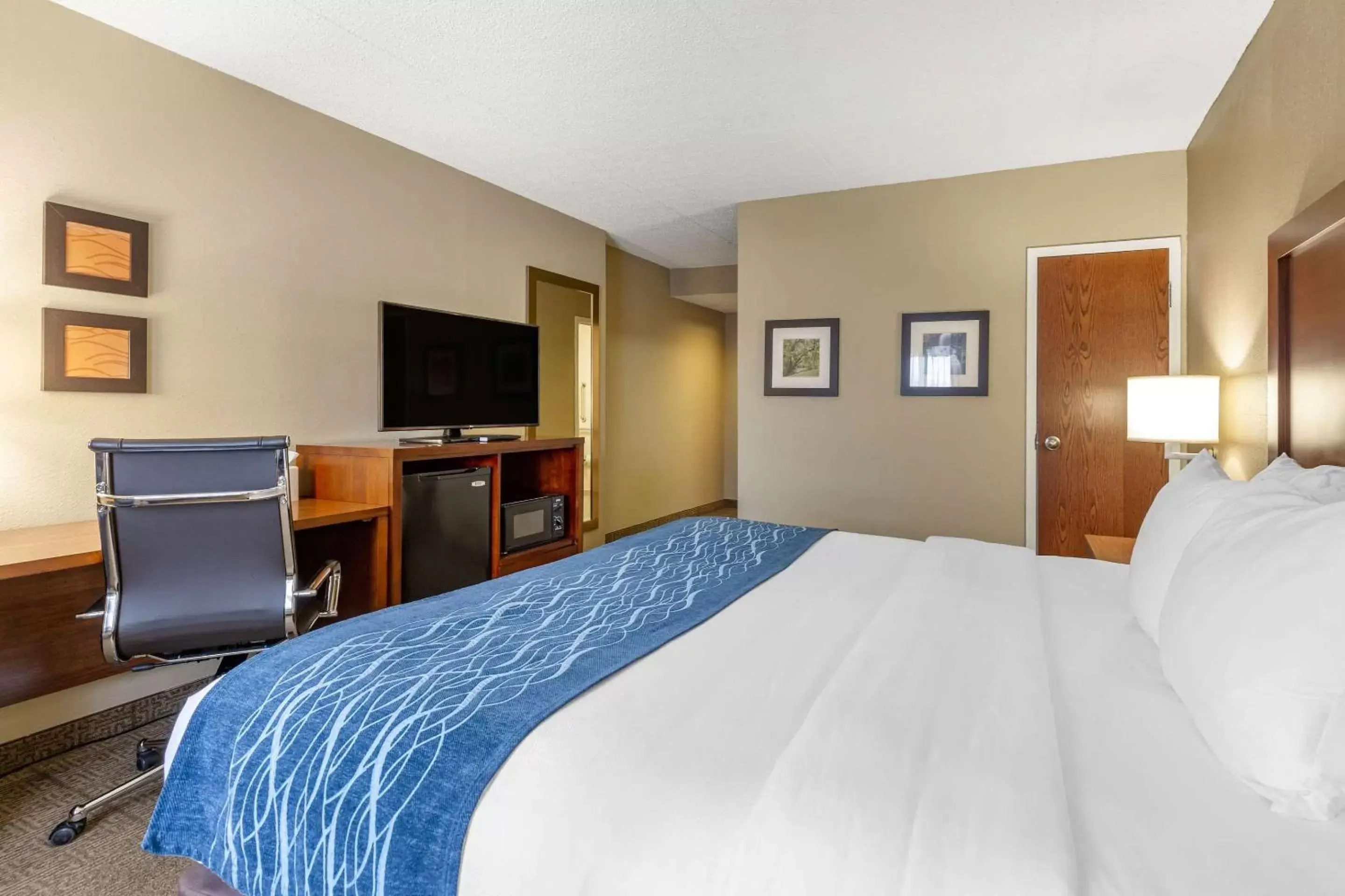 Photo of the whole room, Bed in Comfort Inn Martinsburg