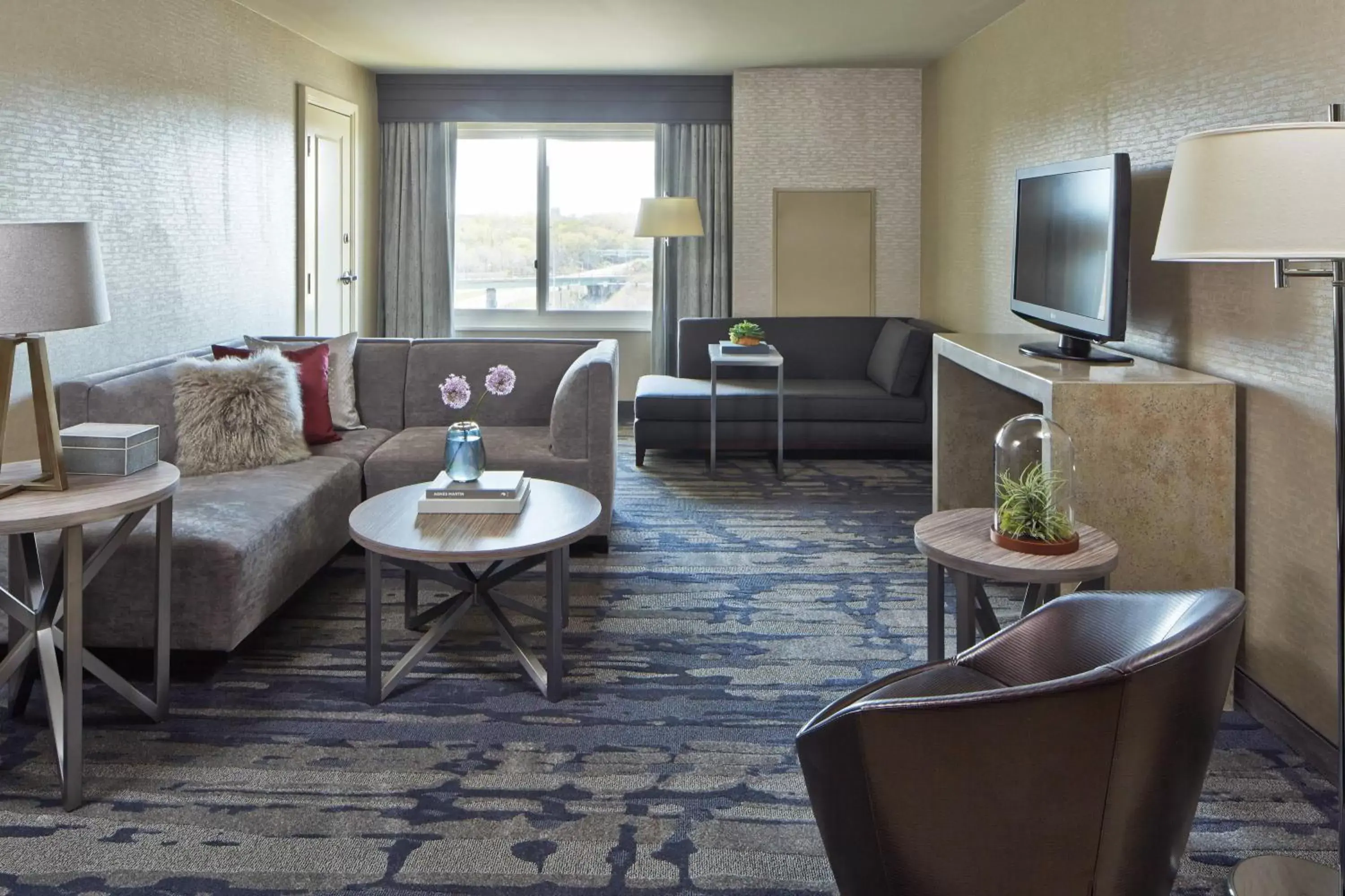 Living room, Seating Area in Rochester Airport Marriott