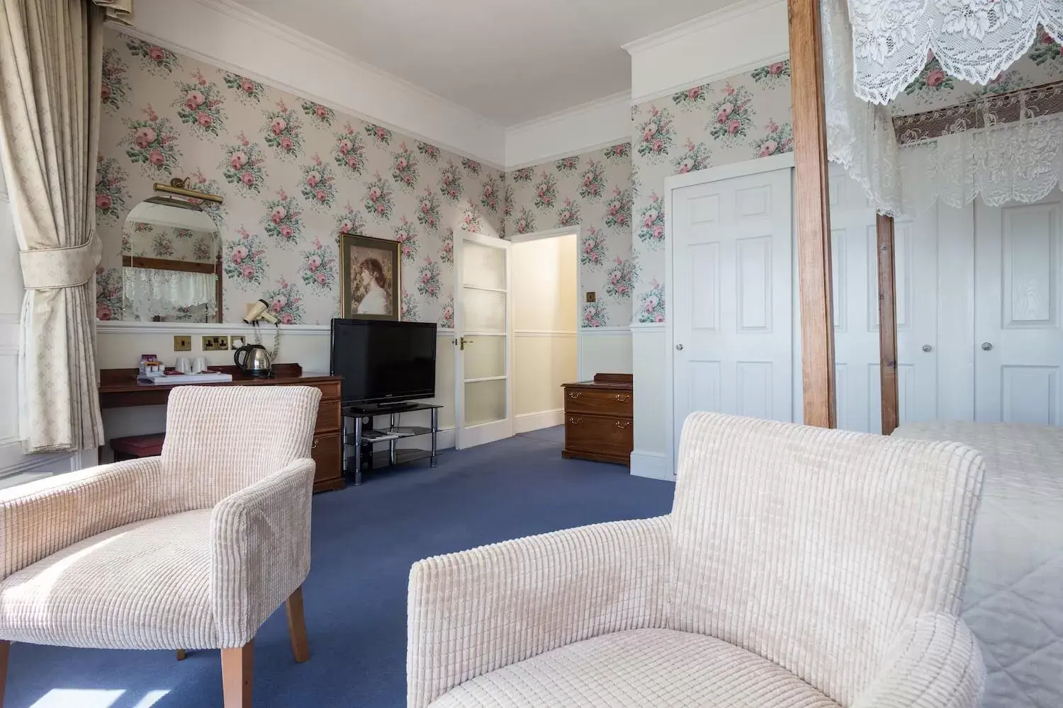 Photo of the whole room, Seating Area in The Queens Hotel