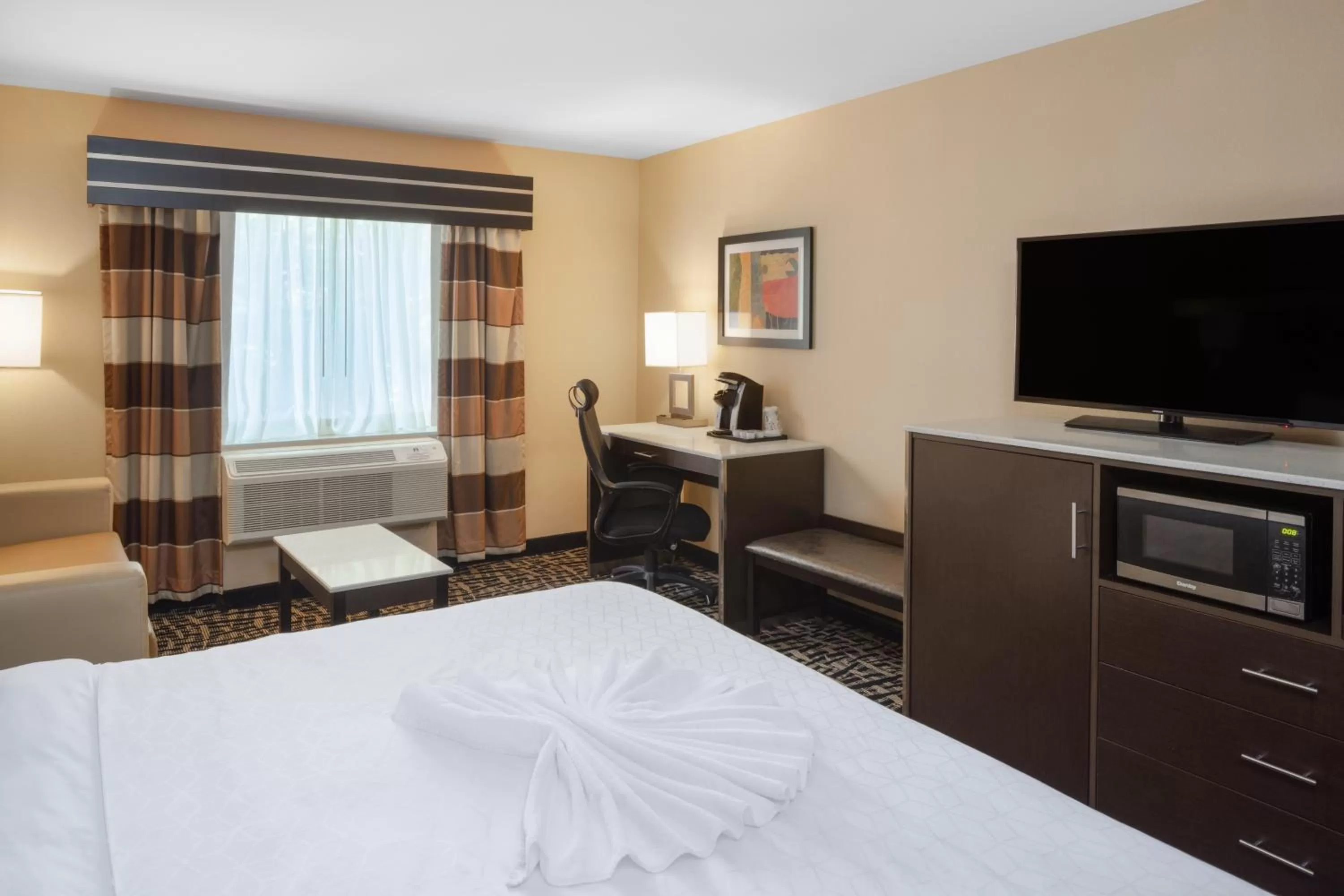Bed in Holiday Inn Poughkeepsie by IHG