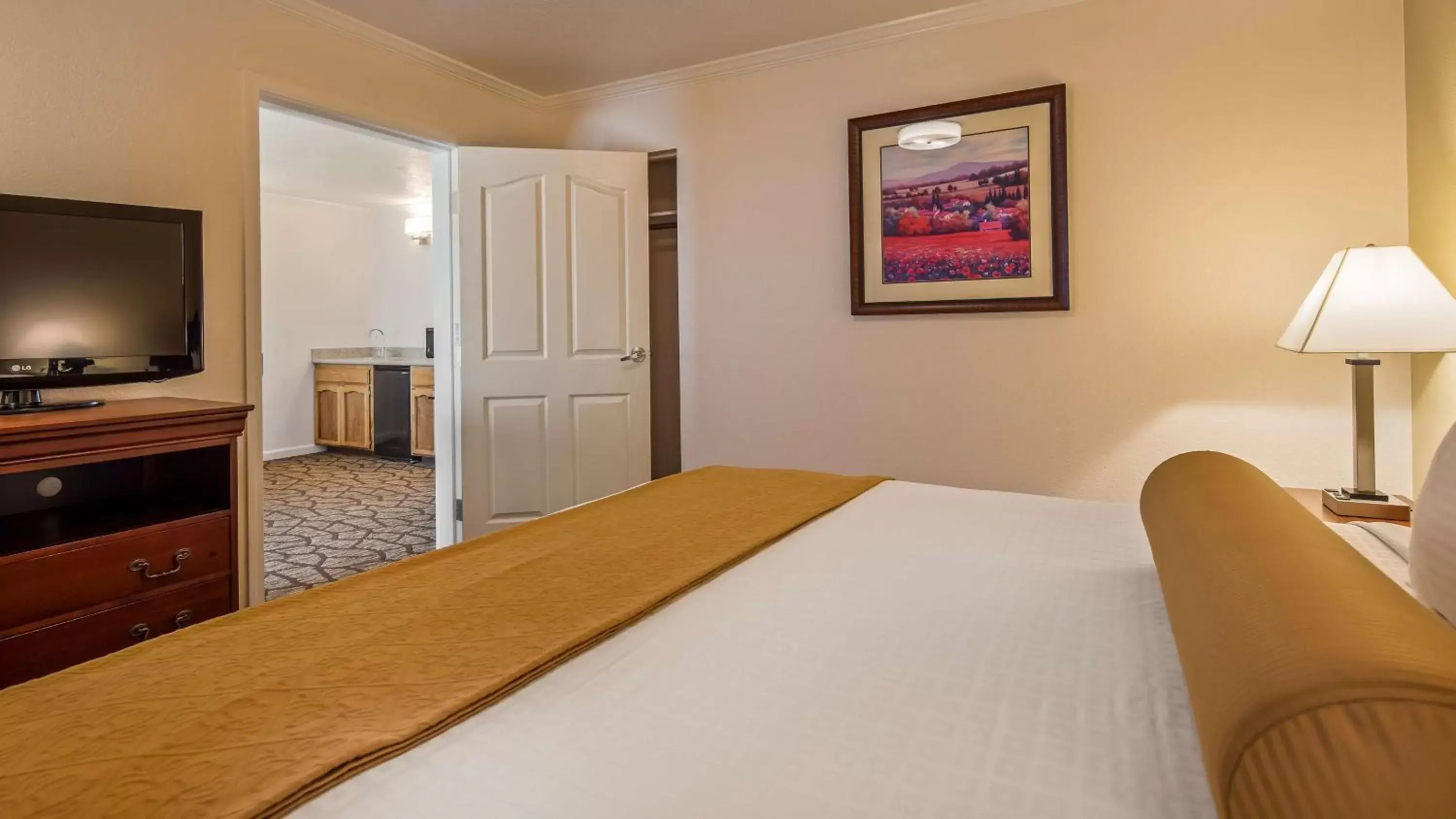 Photo of the whole room, Bed in Best Western Salinas Monterey