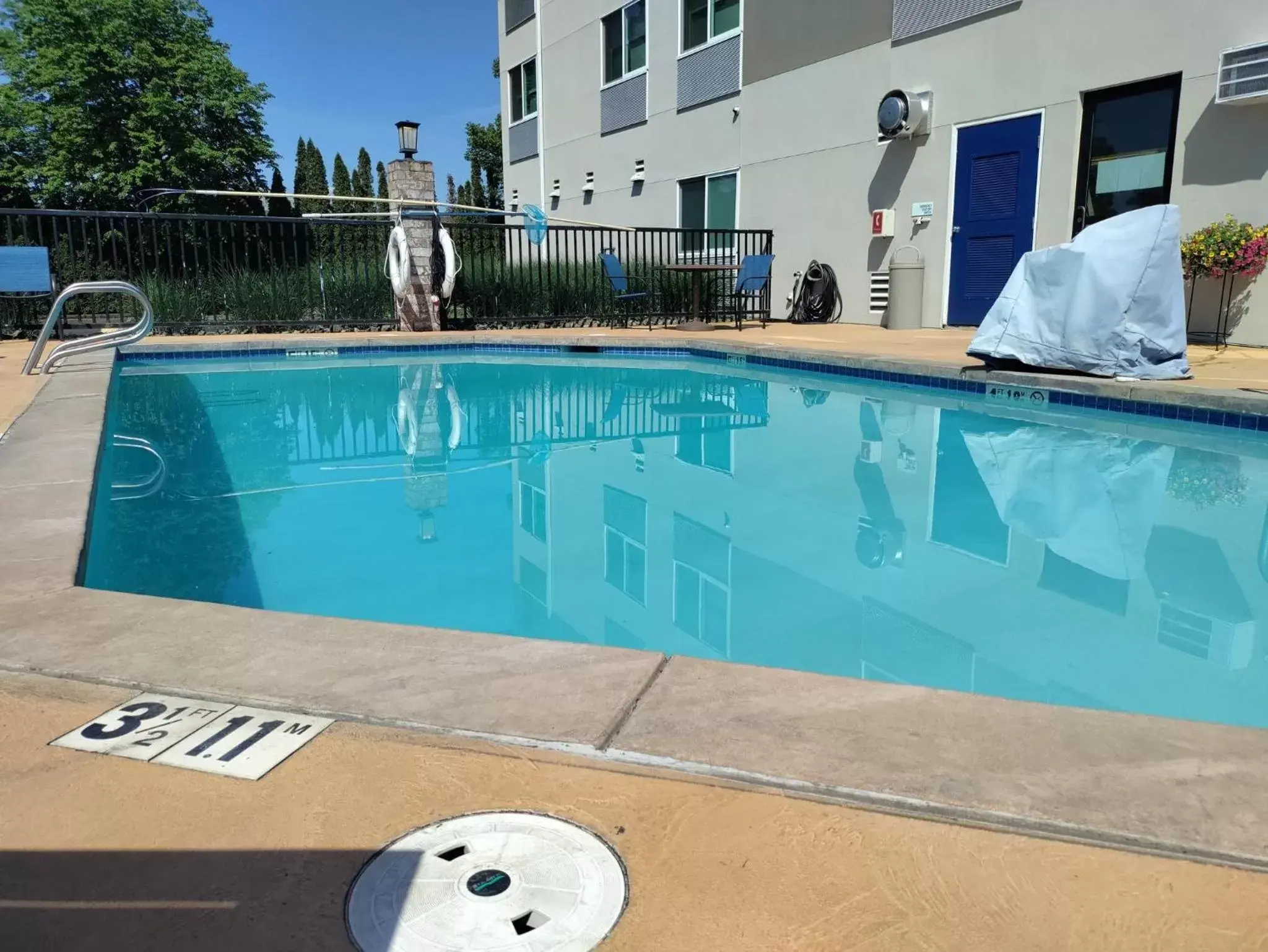 Swimming Pool in Holiday Inn Express Newberg - Wine Country, an IHG Hotel