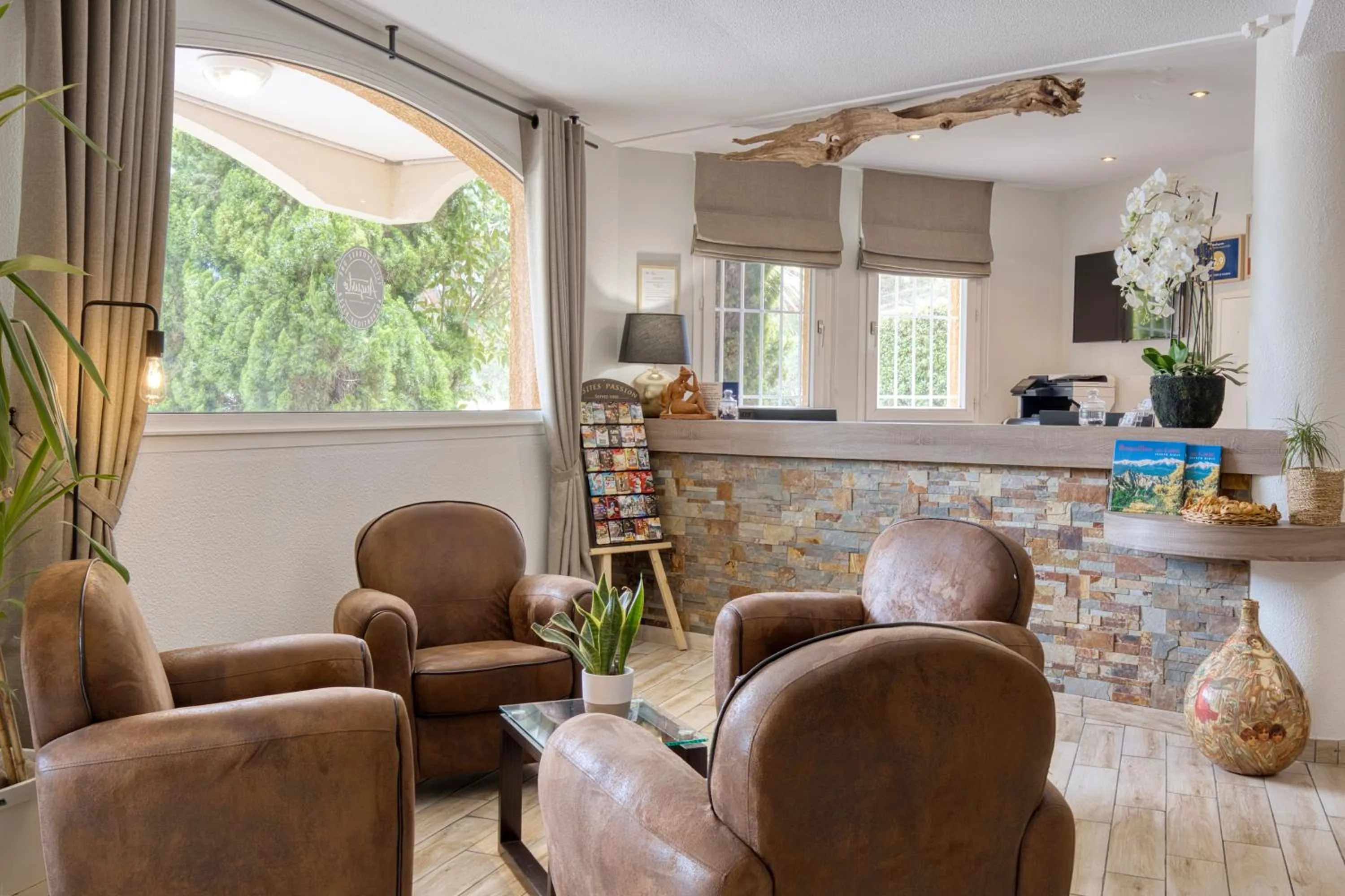 Lobby or reception in Best Western Le Vauban