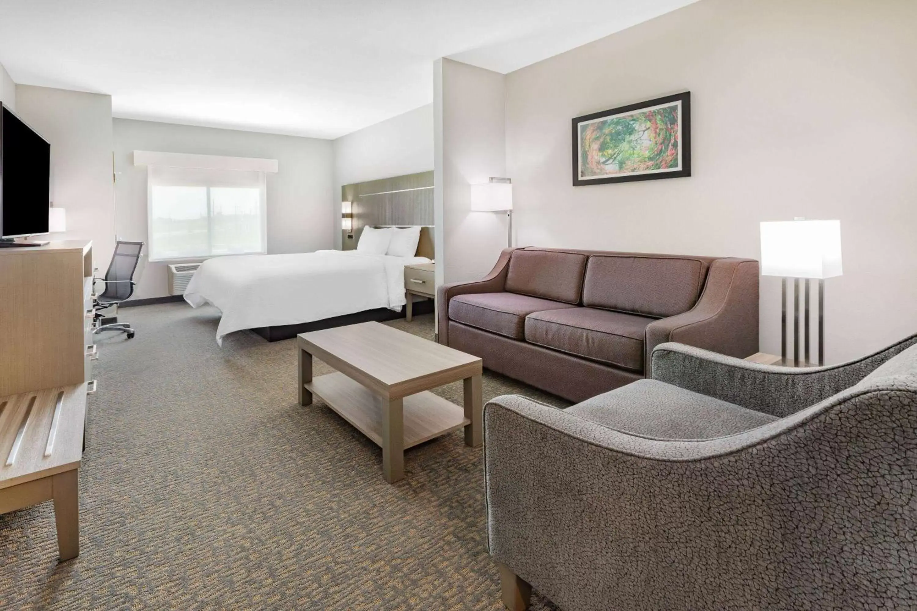 Bed, Seating Area in La Quinta Inn & Suites by Wyndham Jackson-Cape Girardeau