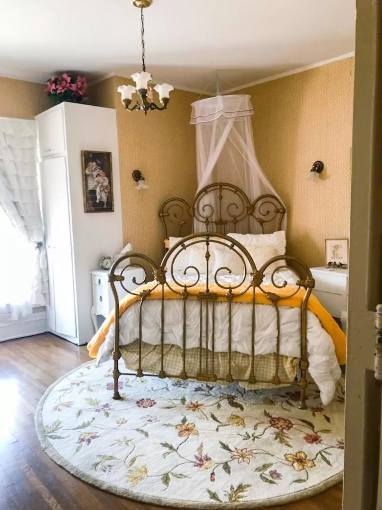 Bedroom, Bed in Chocolate Mansion