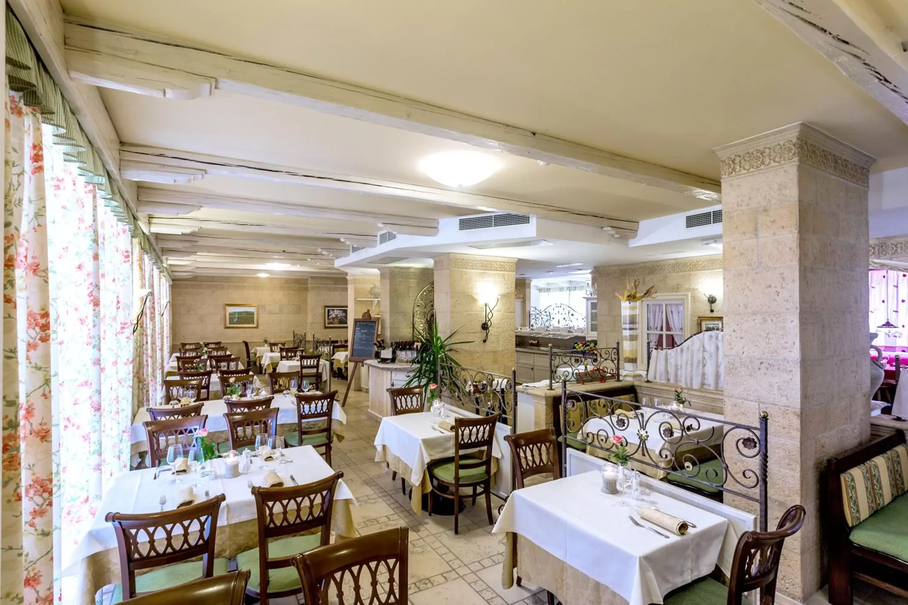 Restaurant/Places to Eat in Sartori's Hotel