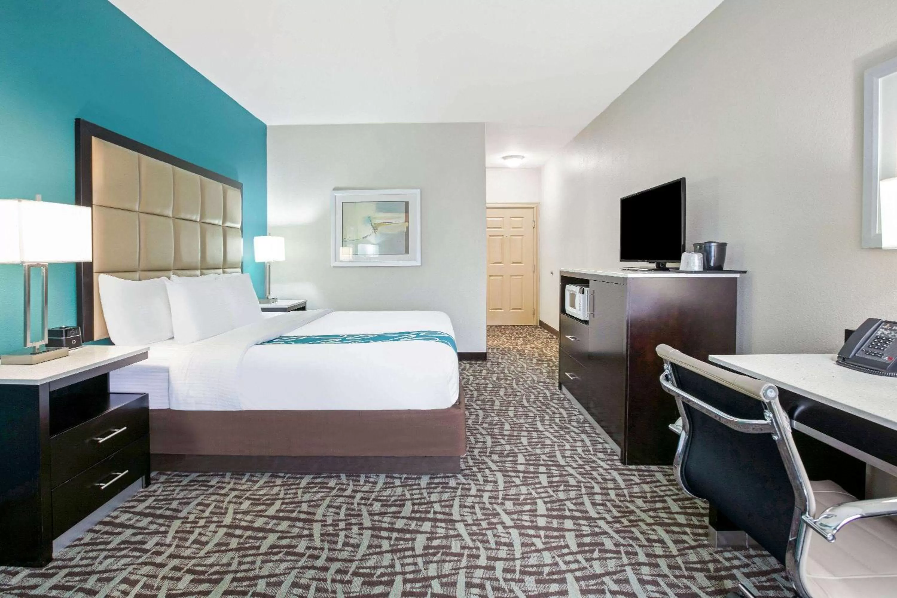 Photo of the whole room, Bed in La Quinta Inn and Suites by Wyndham Paris